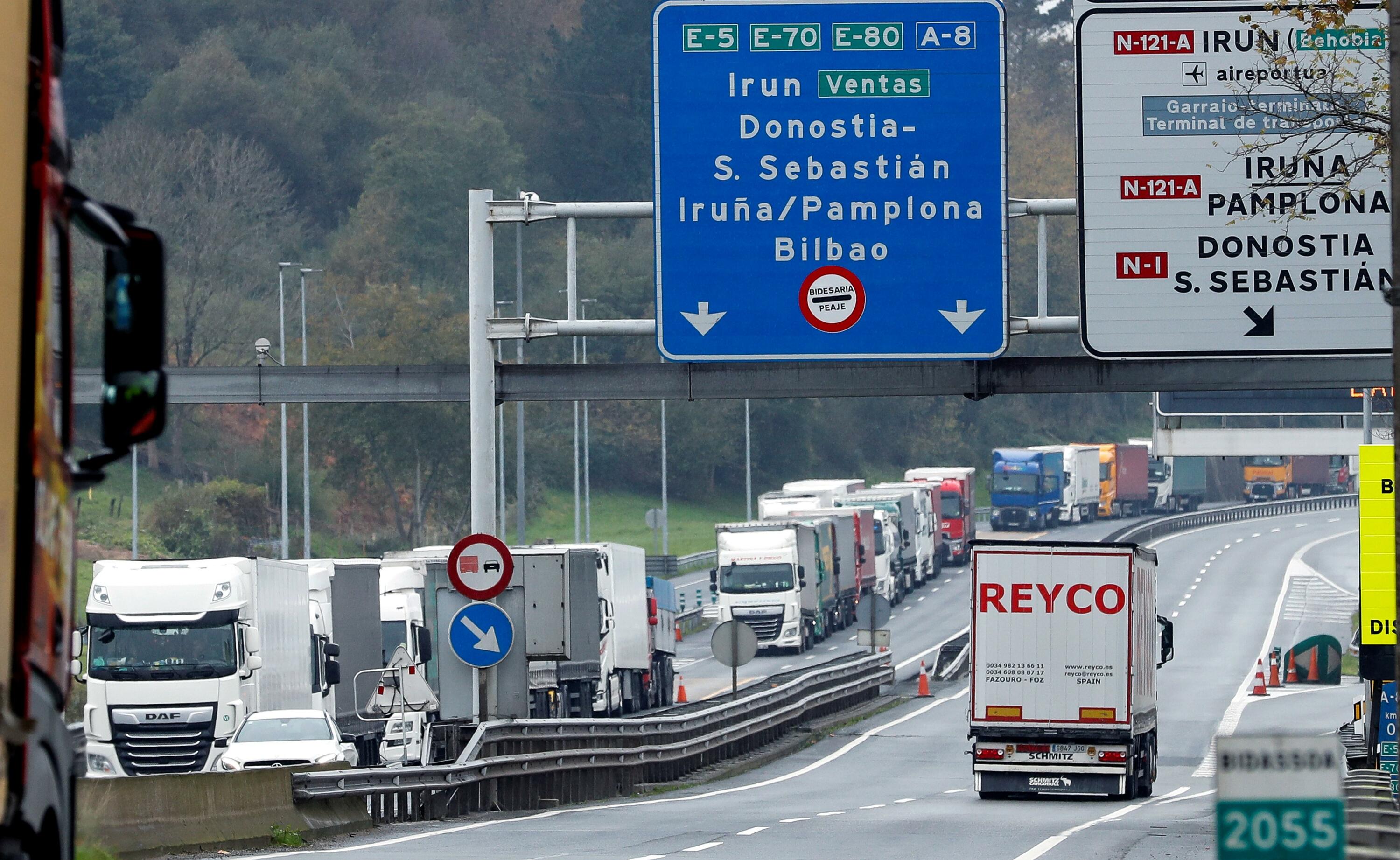 Auto ilarak Lapurdira bidean, artxiboko irudi batean. JAVIER ETXEZARRETA / EFE