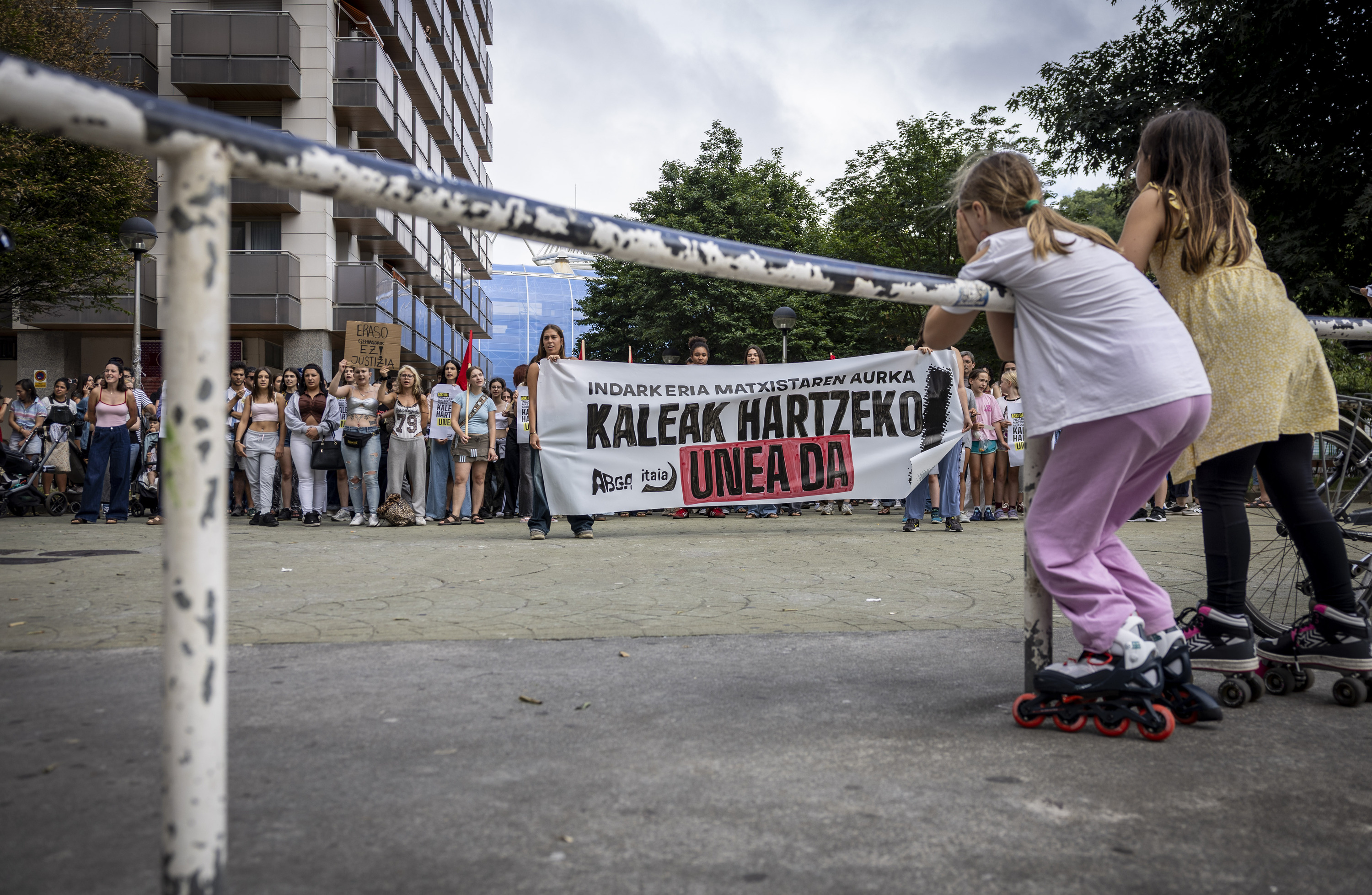 Donostiako Amara Berri auzoan gozoki dendaren aurrean uztailaren 3an eginiko elkarretaratzea. JAVIER ETXEZARRETA / EFE