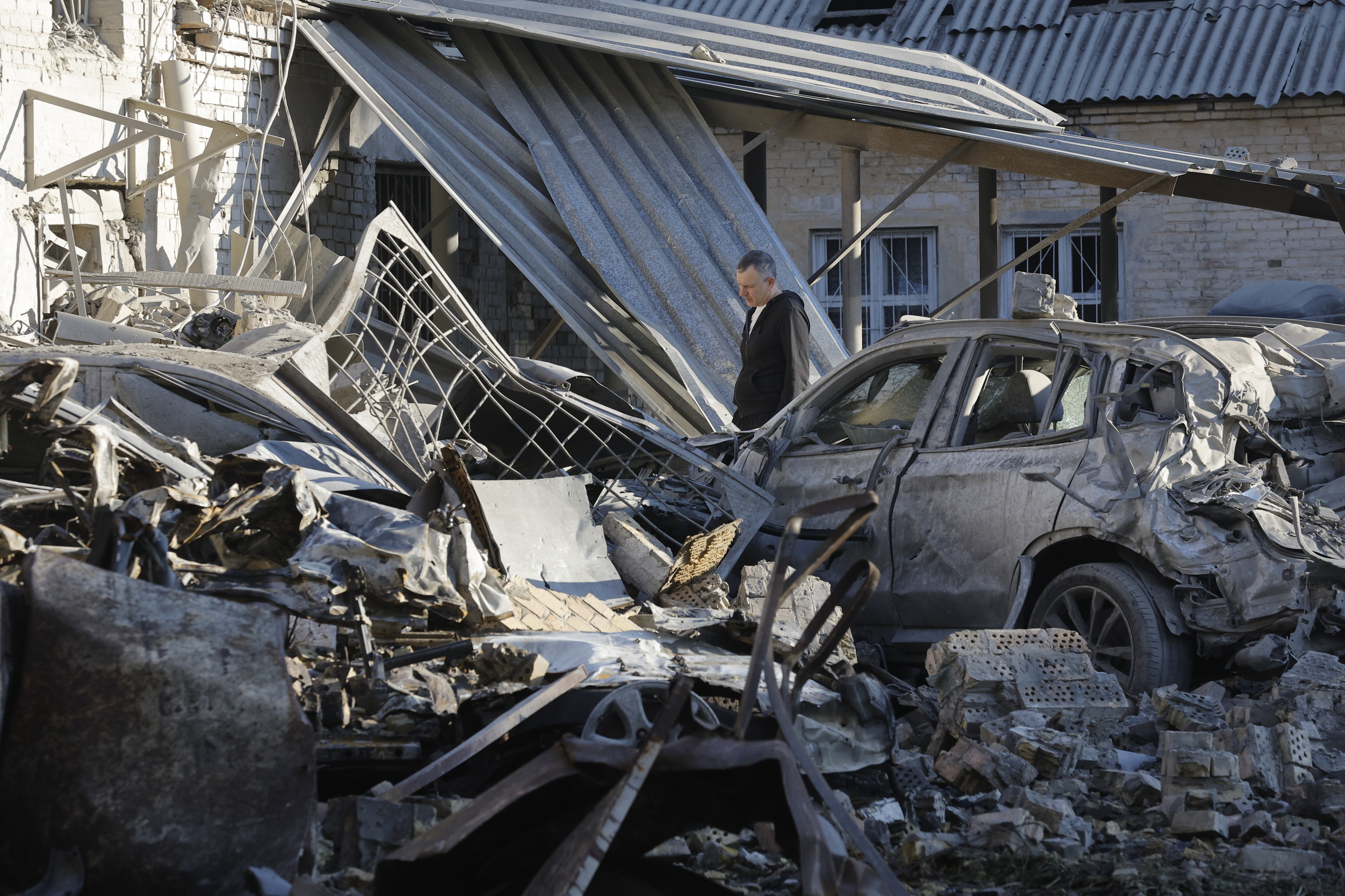Gizon bat atzo Kieven hondakin artean, Errusiak misil eta drone bidez egindako eraso baten ondoren. SERGEI DOLZHENKO / EFE