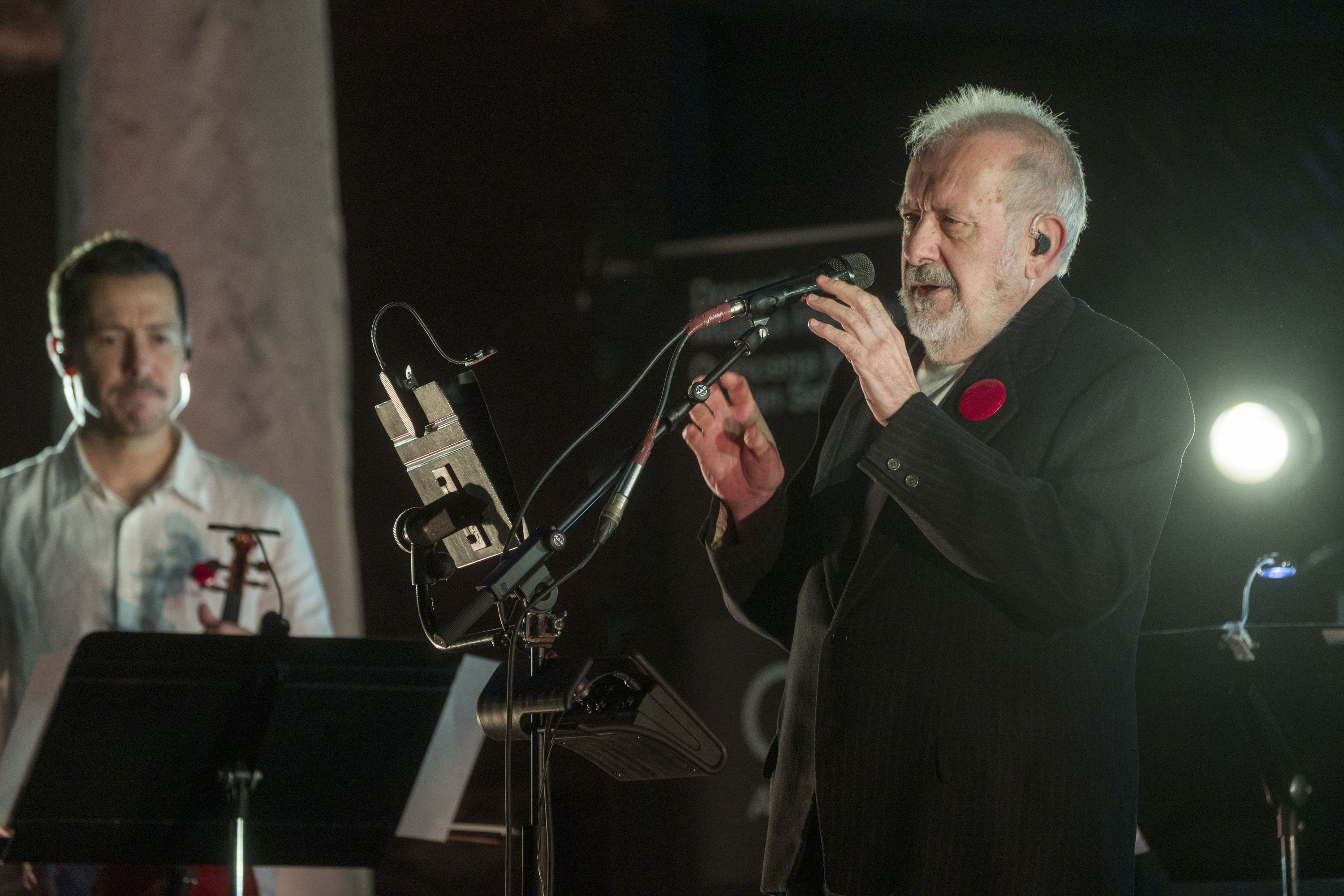 Natxo De Felipe musikaria, Arantzazu basilikan eskainitako kontzertuan, alboan Xabier De Felipe semearekin. JON URBE / FOKU