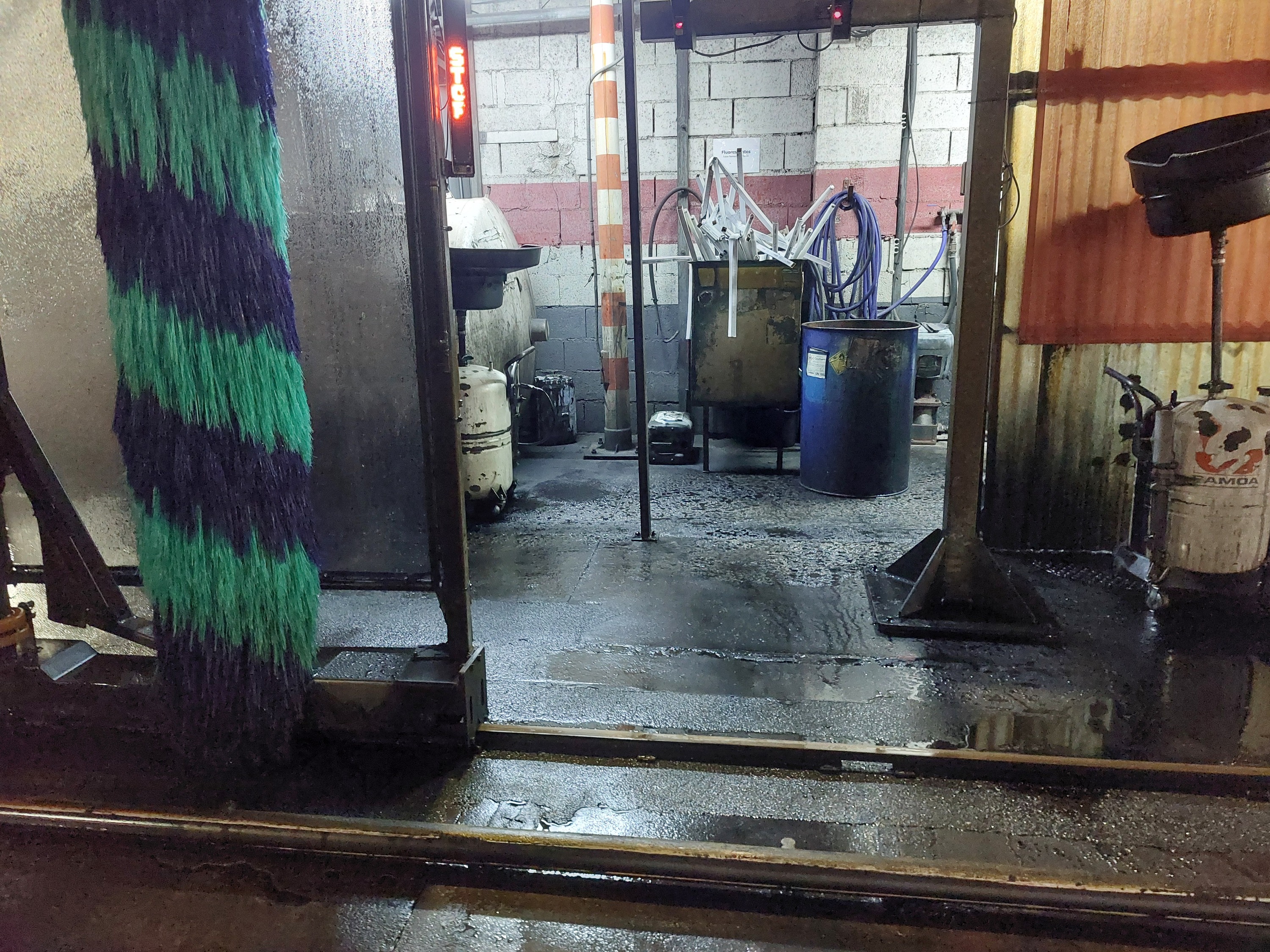 Bilbobuseko autobusak garbitzeko makina. LANGILE BATEK UTZITA Bilbobuseko autobusak garbitzeko makina. LANGILE BATEK UTZITA
