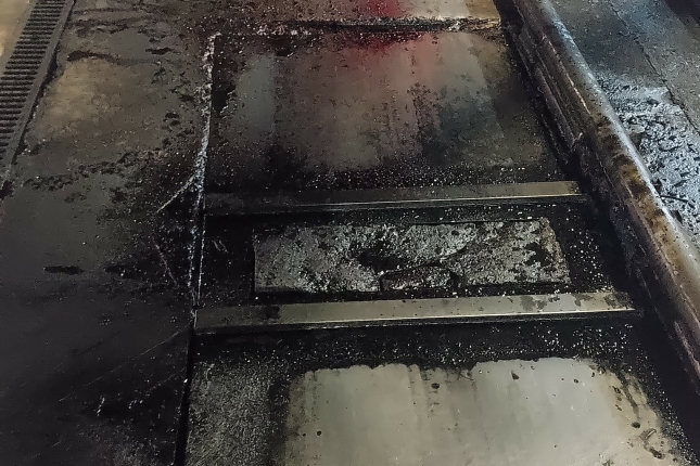 Bilbobuseko autobusak garbitzeko makina. LANGILE BATEK UTZITA Bilbobuseko autobusak garbitzeko makina. LANGILE BATEK UTZITA