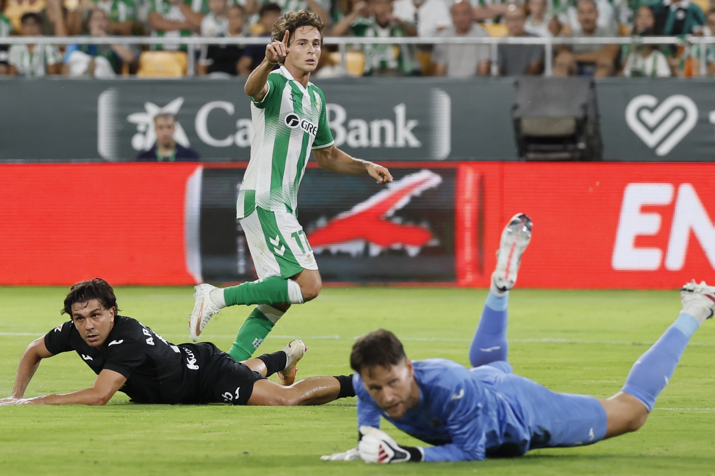 Rodrigo Riquelme Betiseko jokalaria gola ospatzen. JOSE MANUEL VIDAL / EFE