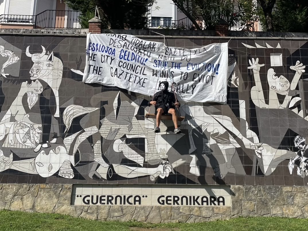 'Gernika' margolanean zintzilikatu den gaztea, gaur, Gernikan. GERNIKAKO GAZTETXEKO KIDEEK UTZITAKOA