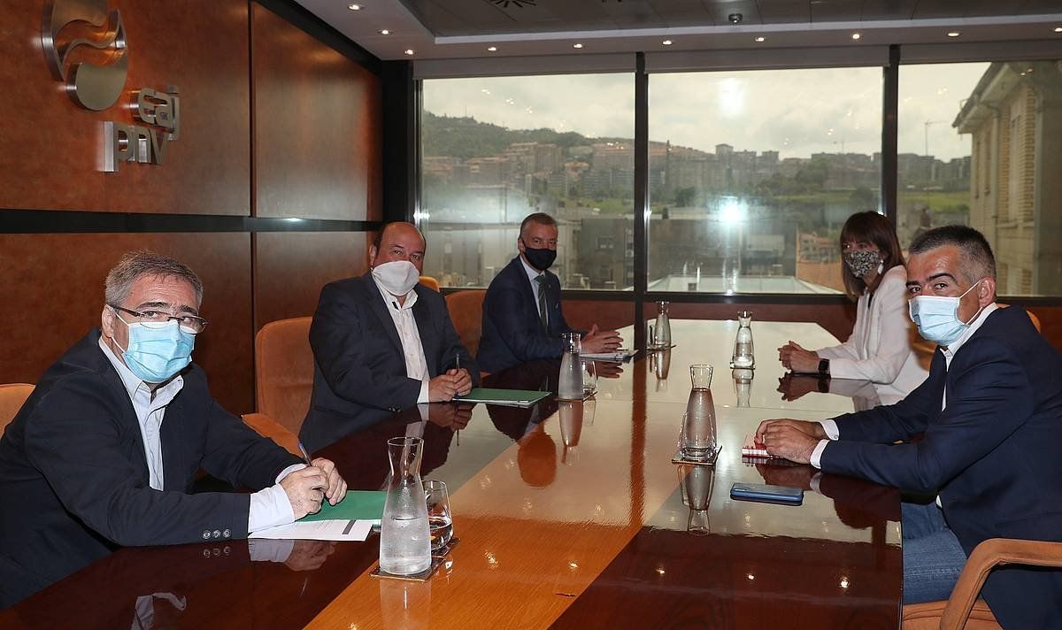 Eusko Jaurlaritza osatzeko EAJ-PSE-EEren arteko bilera Sabin Etxean, uztailaren 20an. LUIS TEJIDO / EFE