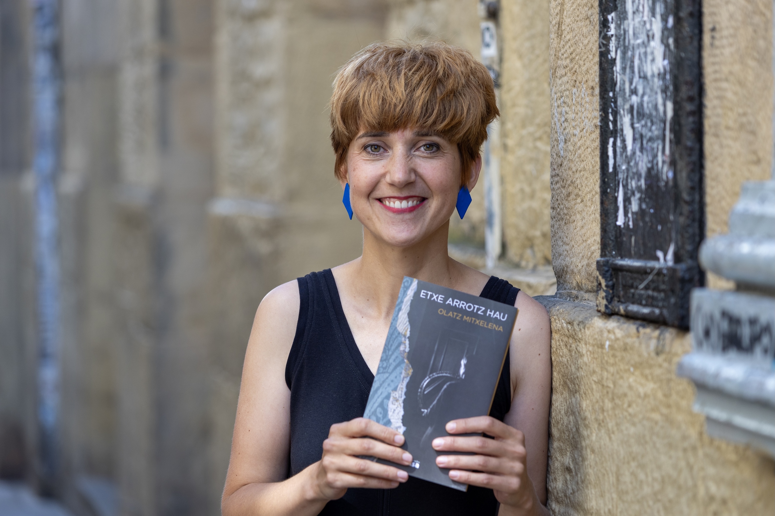 Olatz Mitxelena 'Etxe arrotz hau' liburuaren aurkezpenean, maiatzean, Donostian. MAIALEN ANDRES / FOKU