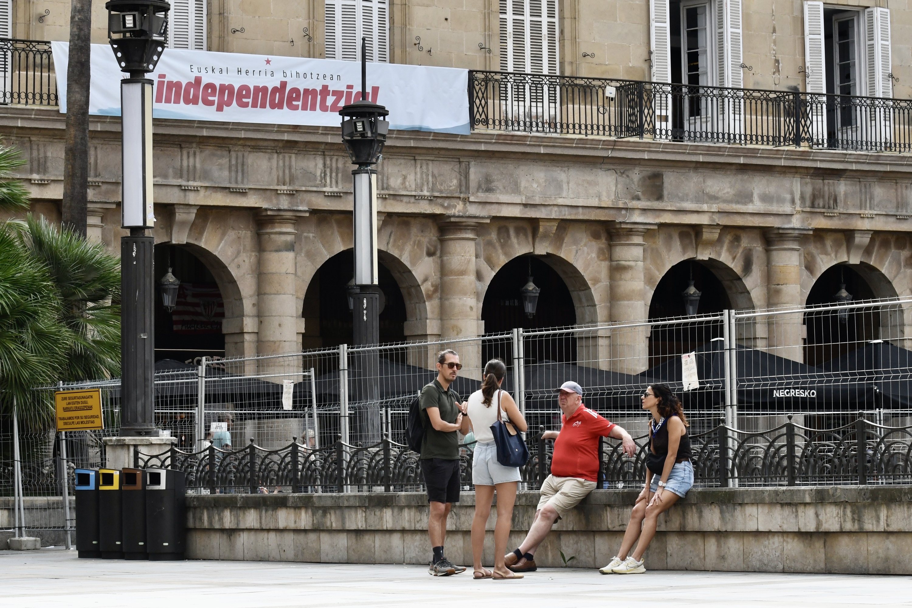 Plaza Barriko erdigunea hesituta, turista batzuk bertan direla. MIKEL MARTINEZ DE TRESPUENTES / FOKU