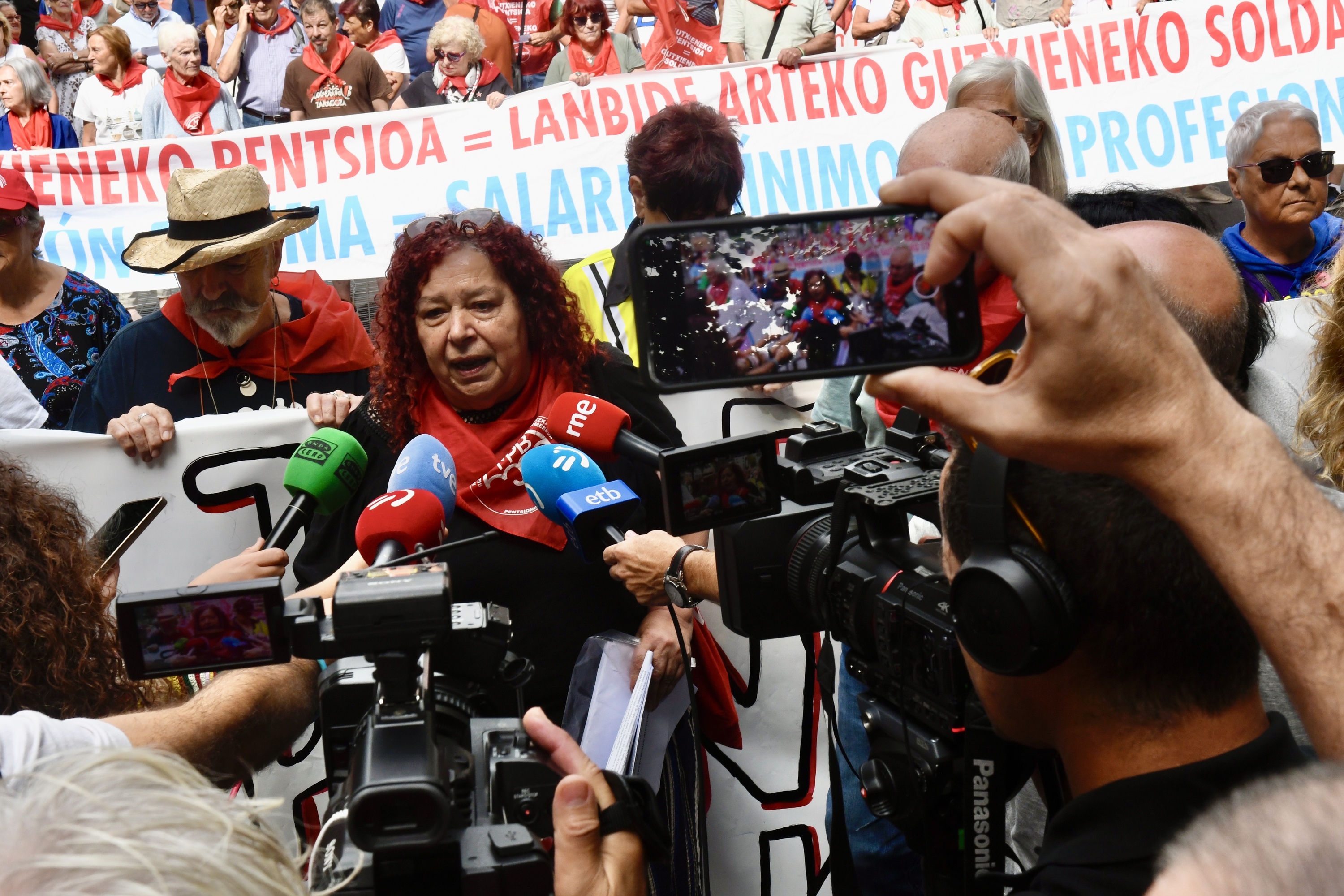 Andrea Uña bozeramailea, komunikabideen aurrean, gaur. MIKEL MARTINEZ DE TERSPUENTES / FOKU