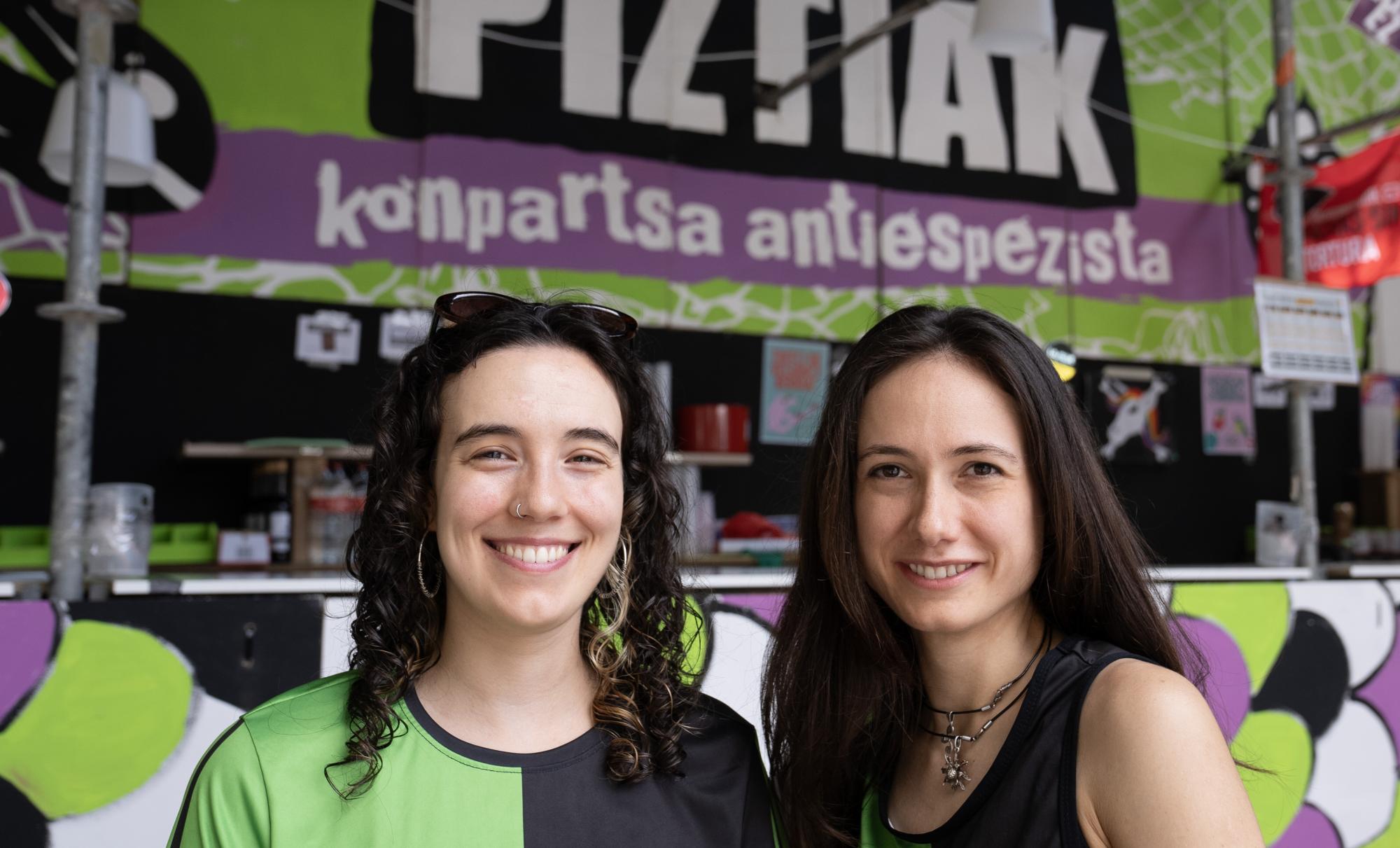 Piztiak konpartsako kide Josune Fernandez eta Irene Barañano. LINAS KORTA