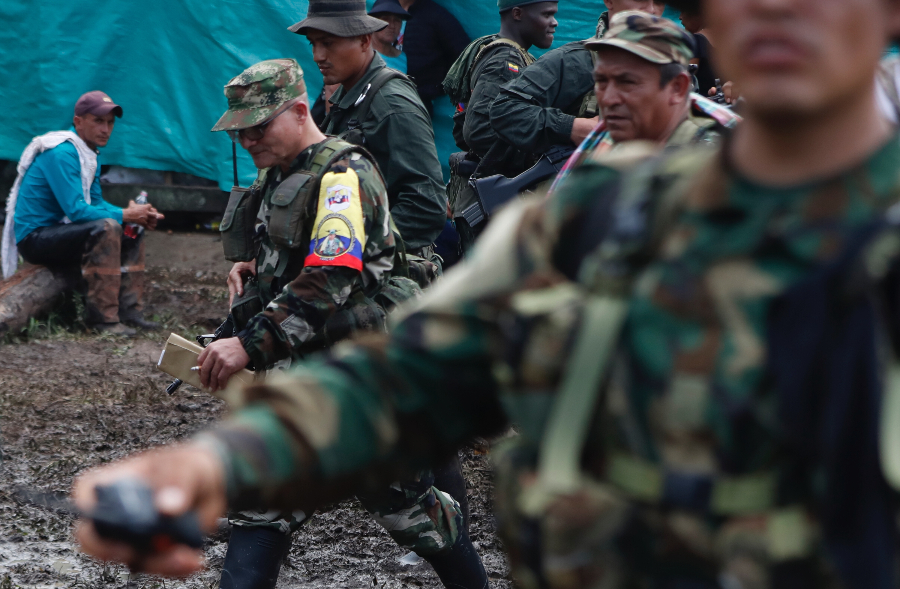 FARC Kolonbiako Indar Armatu Iraultzaileko gerrilarari batzuk, tartean komandante nagusi Ivan Mordisco, Casa Rojan, Kolonbian. ERNESTO GUZMAN / EFE