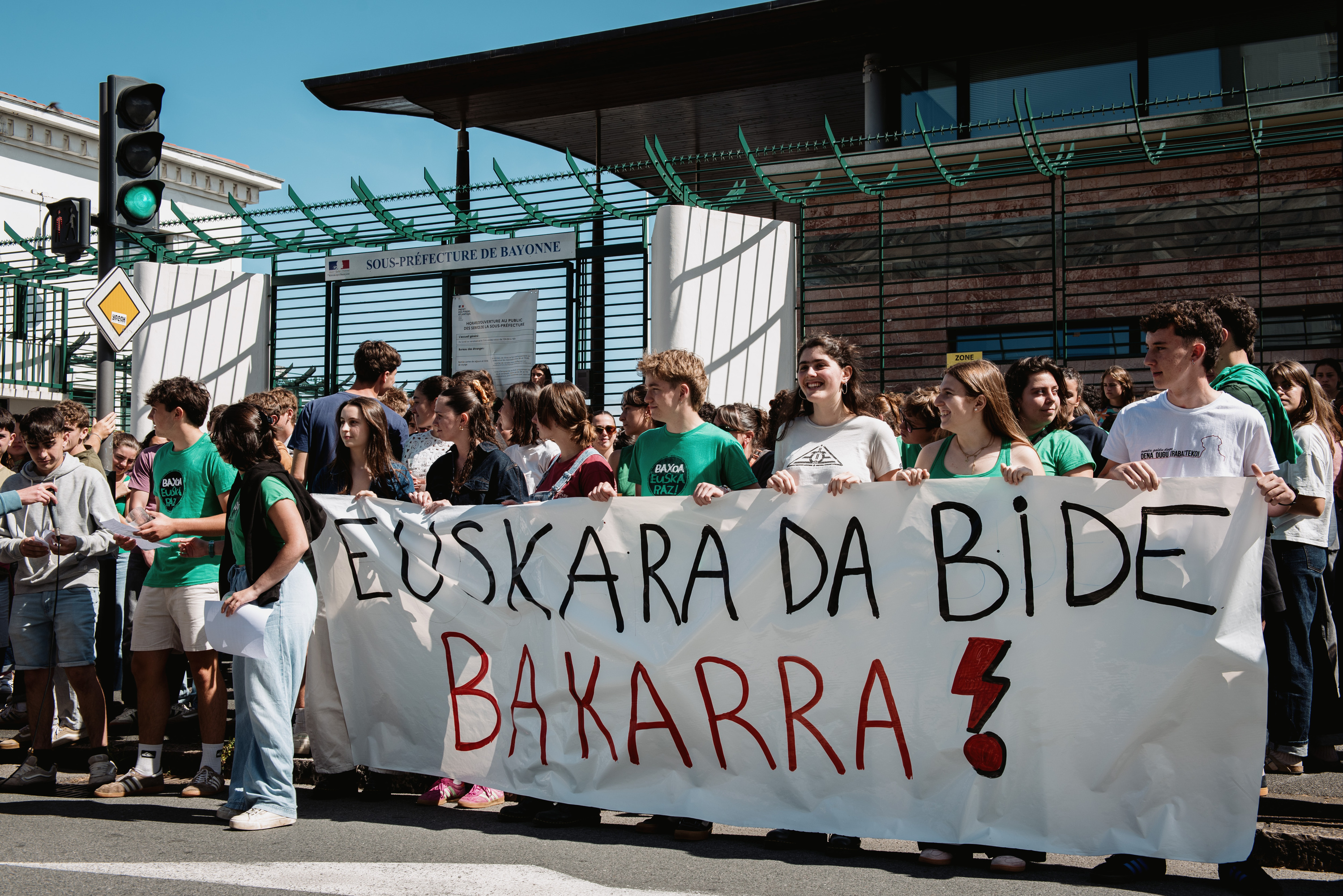 Baxoa euskaraz egiteko eskatzeko protesta, Baionako suprefeturaren aitzinean, 2026ko ekainaren 3an. GUILLAUME FAUVEAU