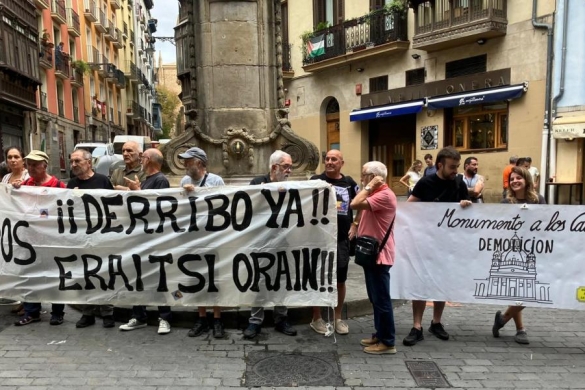 Iruñeko Erorien Monumentua eraistearen aldeko elkarte memorialisten protesta, Nabarreria plazan. CAIDOS ERAITSI