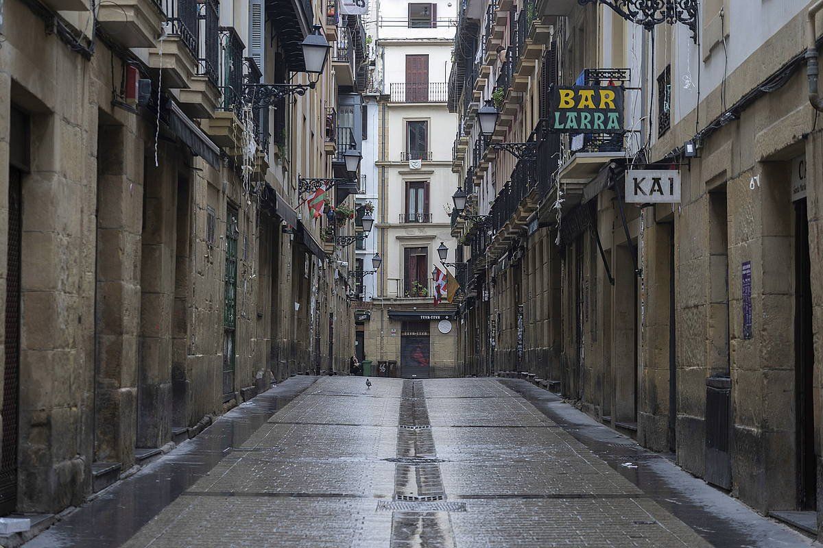 Donostiako Alde Zaharreko tabernak, itxita. ANDONI CANELLADA / FOKU