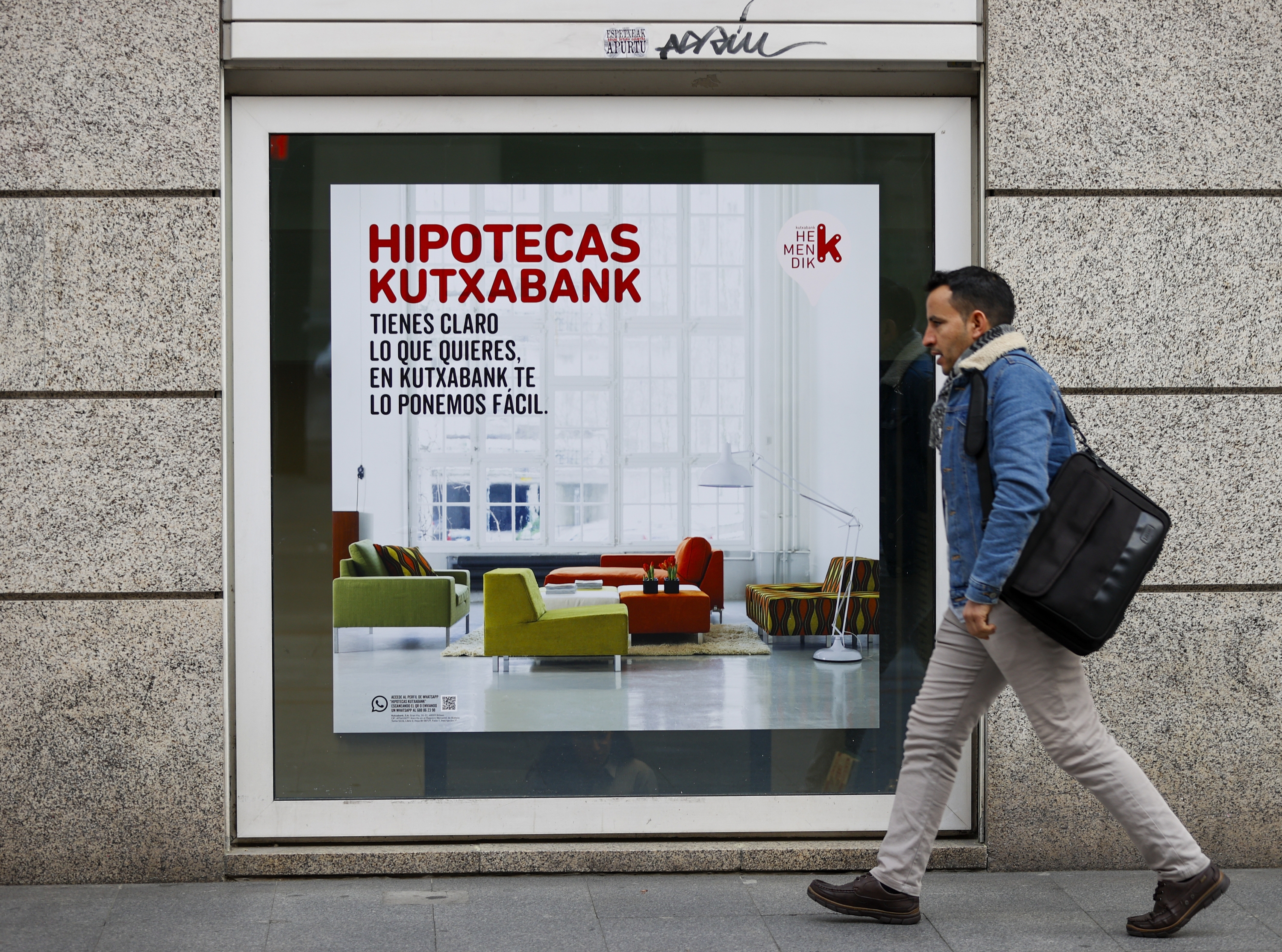 Hipoteken iragarki bat, Kutxabanken bulego batean. LUIS TEJIDO / EFE