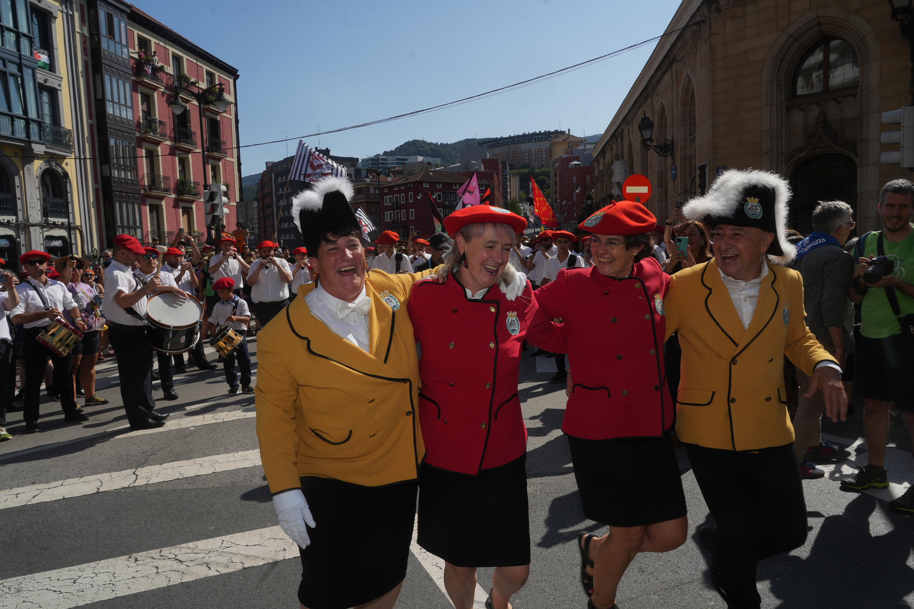 Onintza Enbeita, Ainhoa Urrejola, Olatz Agirre eta Francis Diez, txupinazoaren egunean. JON URBE / FOKU
