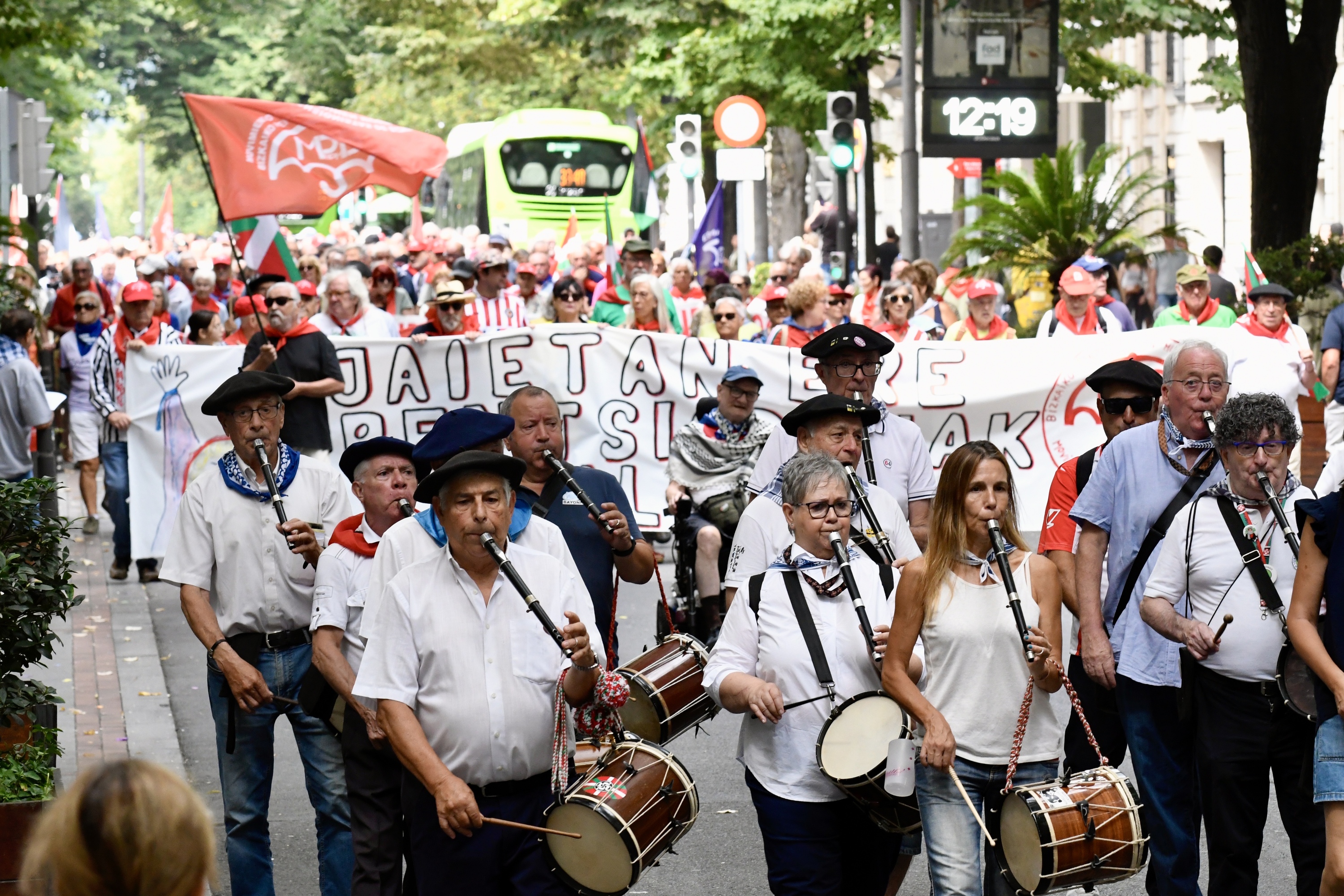 Pentsiodunen manifestazioa jaietan. MIKEL MARTINEZ DE TRESPUENTES / FOKU