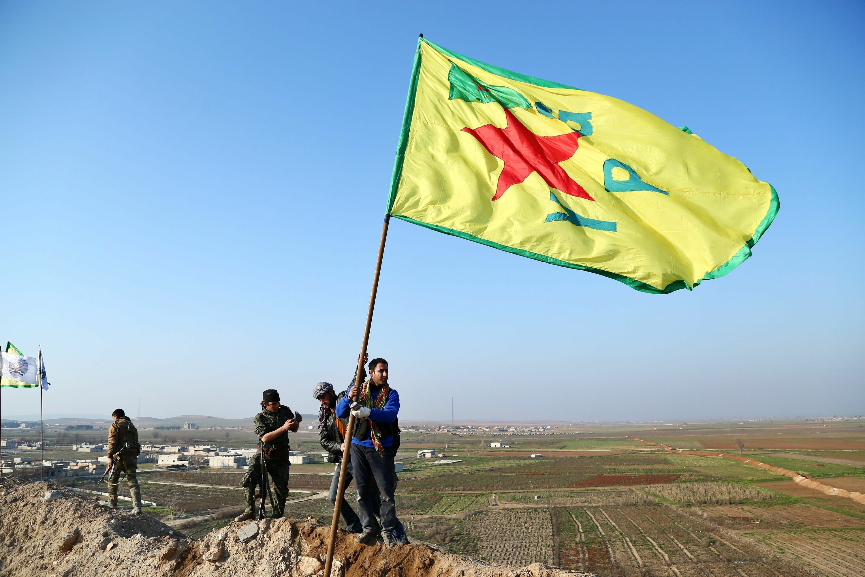 YPG Herriaren Babes Unitateetako miliziano batzuk Siriaren menpeko Kurdistanen, 2018ko abenduan. EFE