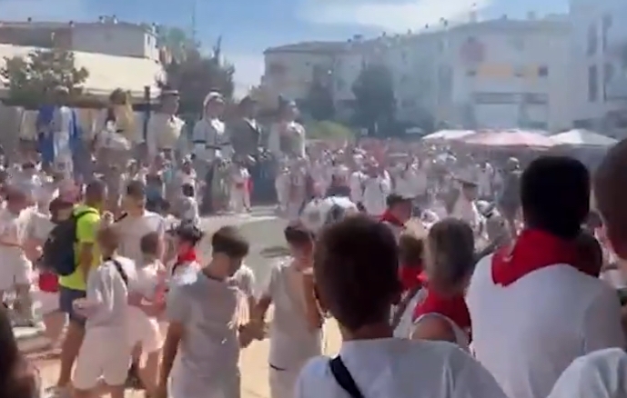 Noaingo txupinazoko suziriak Foruen plazan lehertu direnekoa. BERRIA