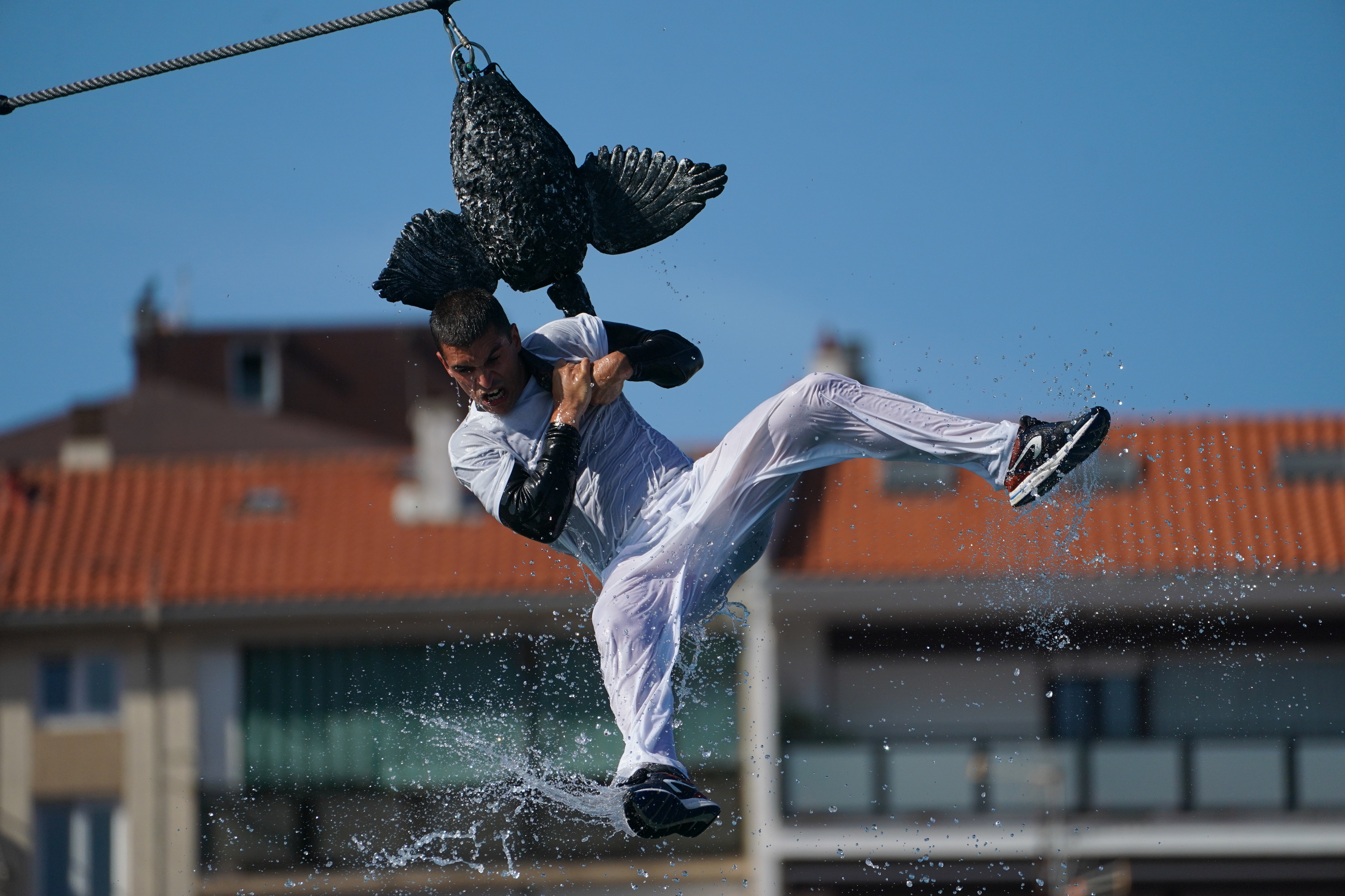 Antzara Egunean, parte hartzaile bat antzarari lepotik heltzen. ARITZ LOIOLA / FOKU