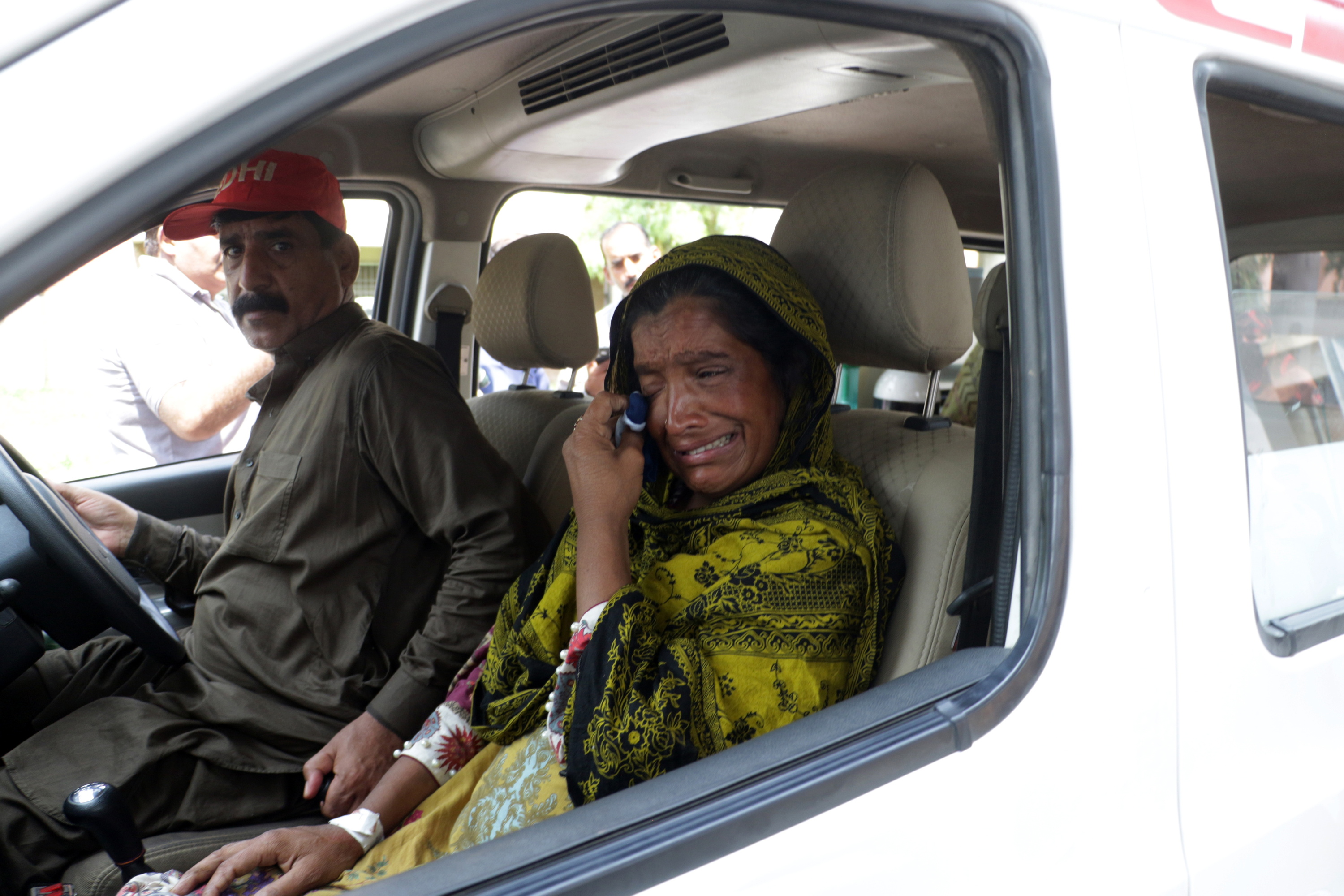 Emakume bat auto baten hospitaleko atarian Islamabaden, gaur. SOHAIL SHAHZAD / EFE