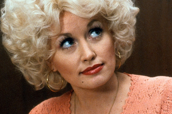 Dolly Parton, '9 to 5' filmeko (1980) irudi batean. Dolly Parton, '9 to 5' filmeko (1980) irudi batean.