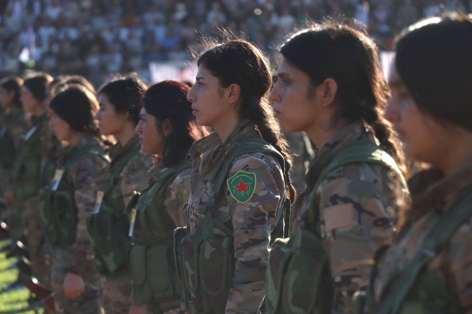  SDF Siriako Indar Demokratikoen miliziano batzuk  Kurdistango Qamixli hirian, iazko abuztuan, Nureddin Sofi komandantearen hiletan. AHMED MARDNLI / EFE