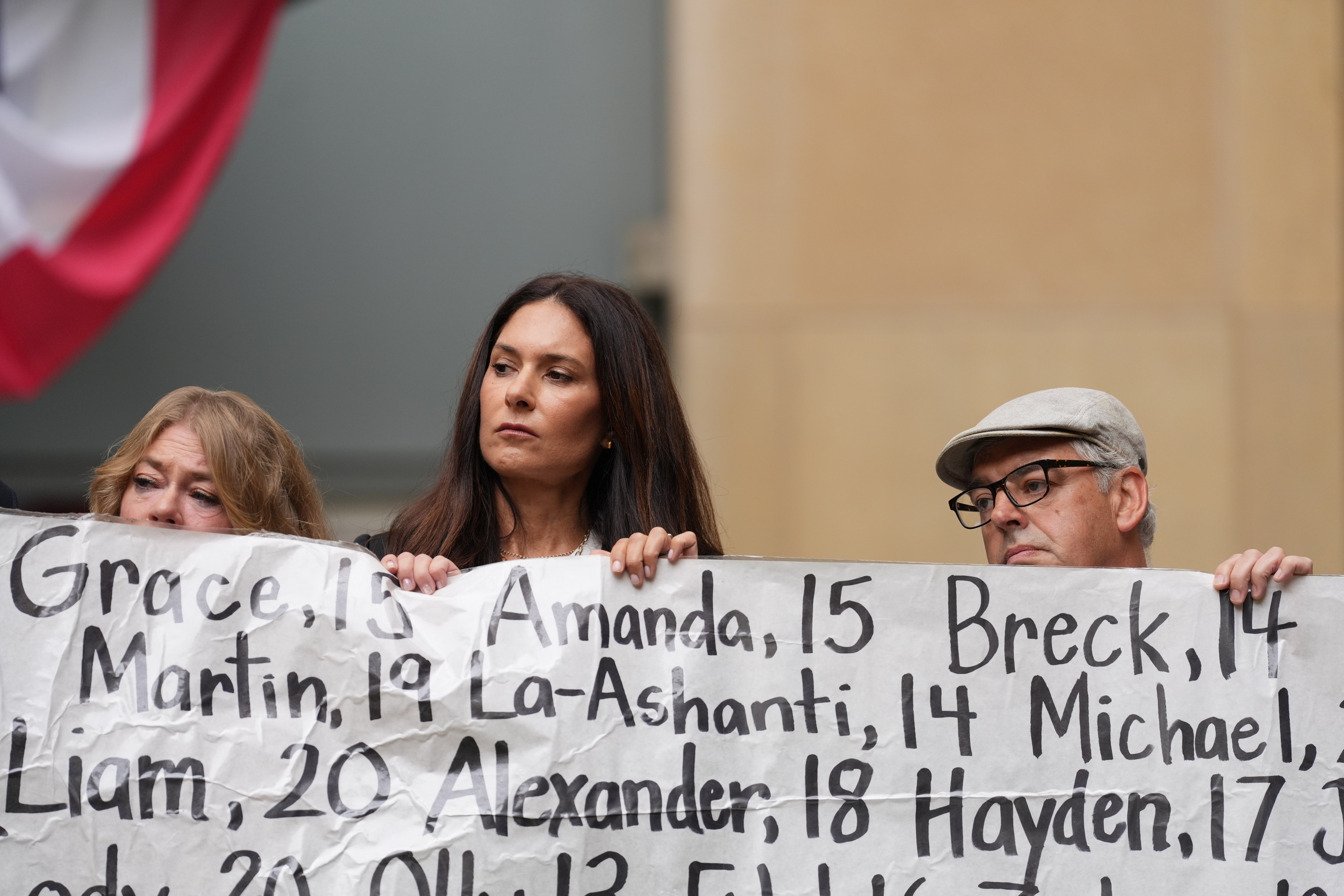 Zenbait adingaberen guraso joan den astean, Oakland hiriko epaitegiaren aurrean. KANOA SHIM-LY / EFE