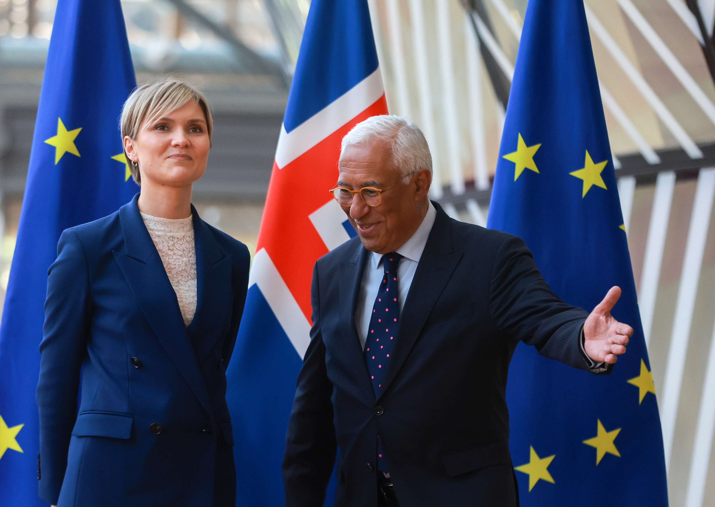  Antonio Costa Europar Kontseiluko presidentea eta Kristrun Frostadottir Islandiako lehen ministroa Bruselan bilera baten aurretik, 2025eko apirilaren bederatzian.  OLIVIER HOSLET / EFE