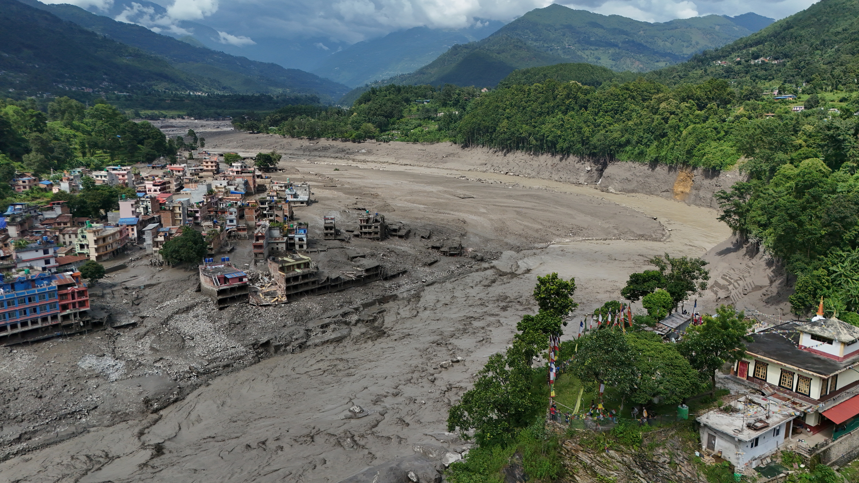 Urak hartutako herri bat, Nepalgo Nuwakot eskualdean, gaur. NARENDRA SHRESTHA / EFE
