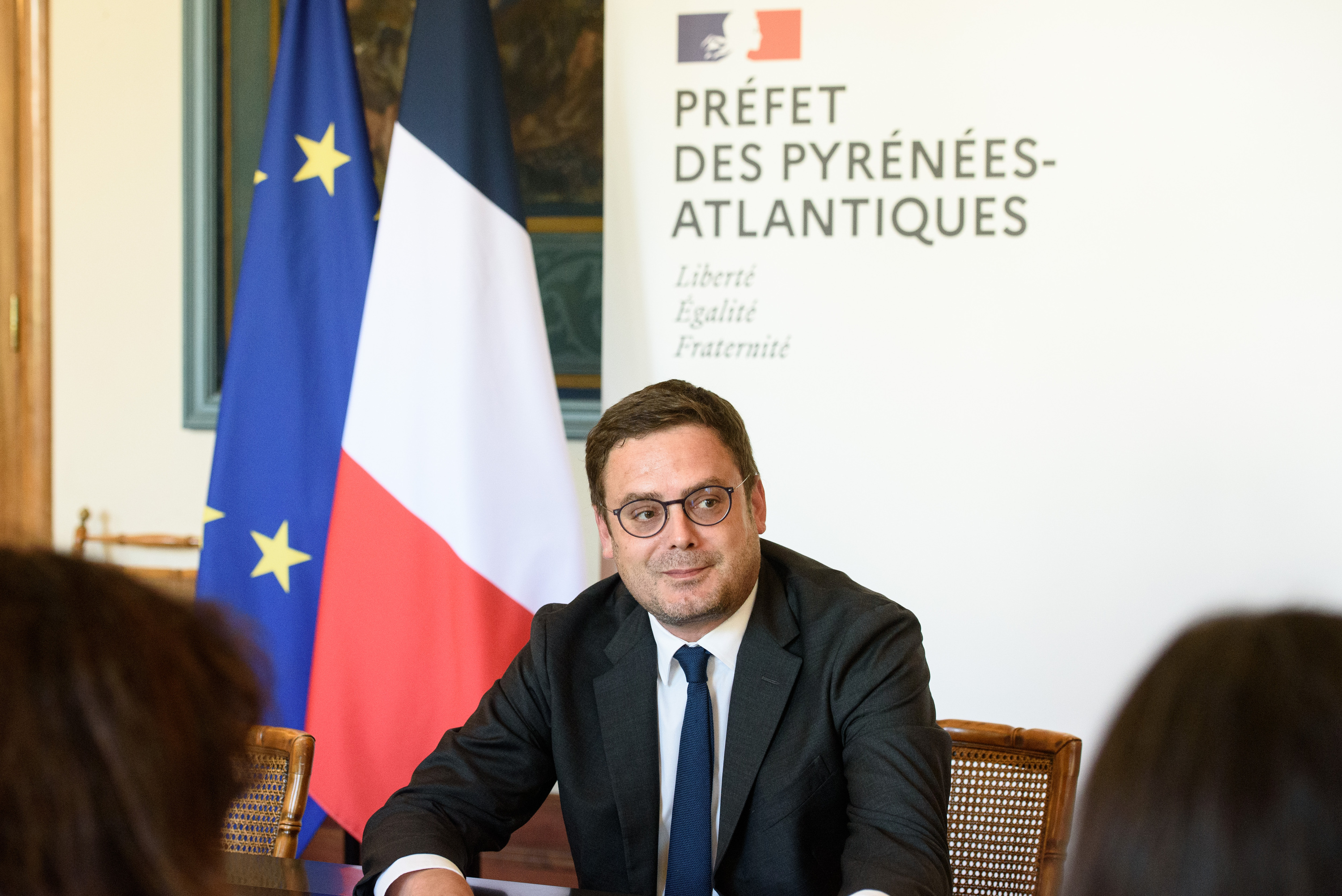 Simon Fetet Pirinio Atlantikoko prefeta berriaren lehen prentsaurrekoa, agorrilaren 26an, Pauen. GUILLAUME FAUVEAU