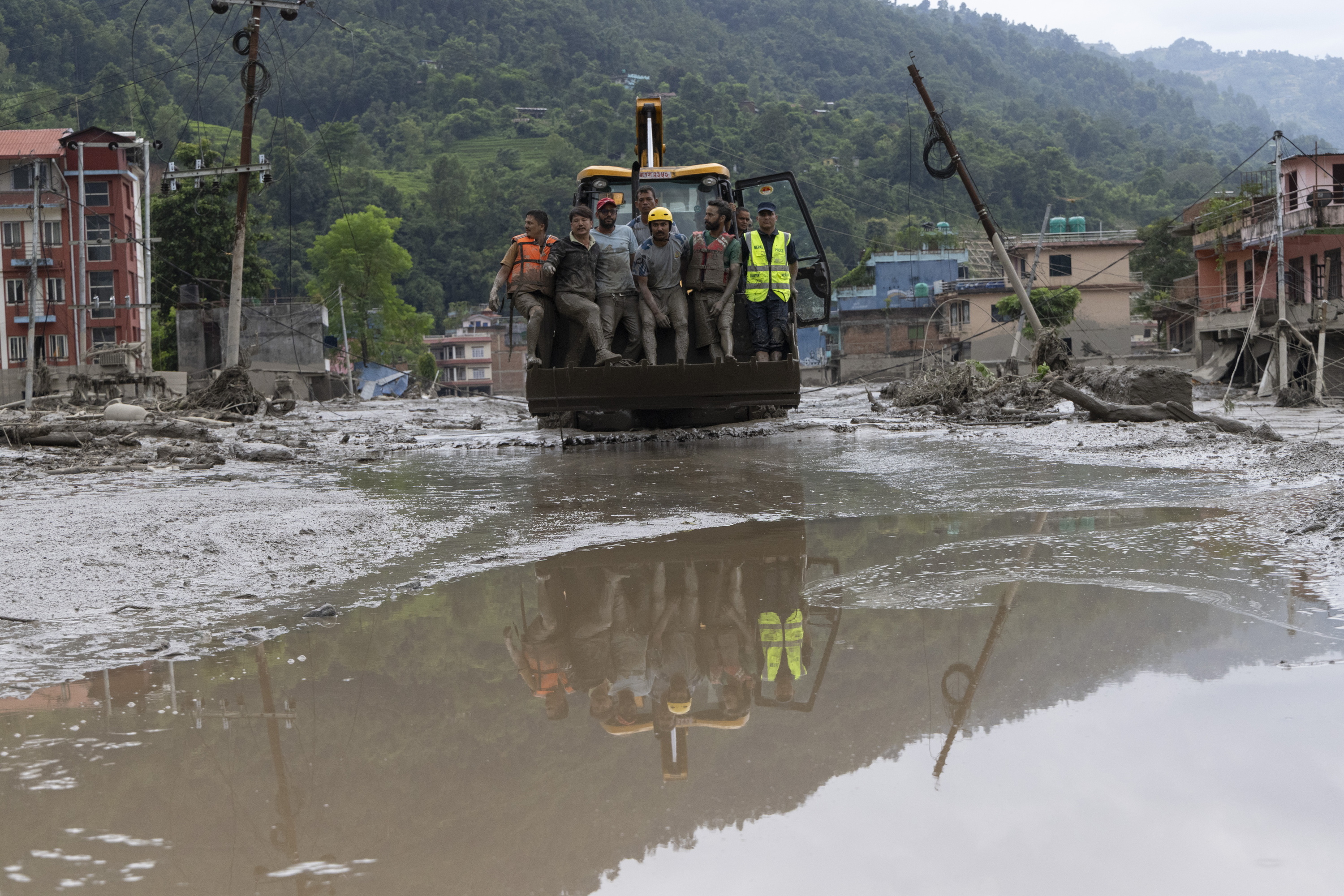 Erreskate zerbitzuetako langileak atzo Nepalgo Trishuli Bazar herrian. NARENDRA SHRESTHA / EFE