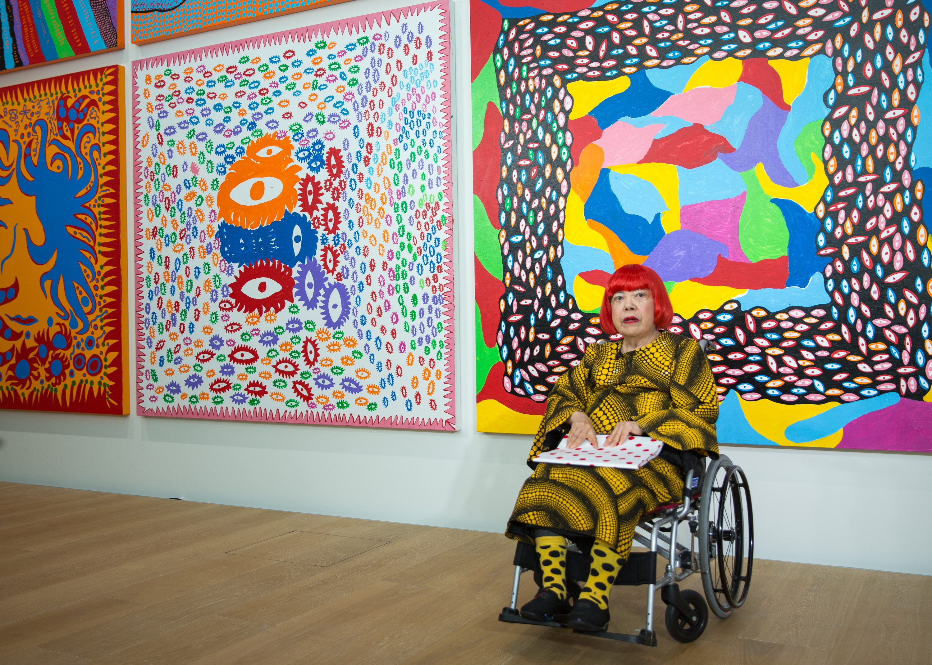Yayoi Kusama bere artelanik berrienen aurrean, 2017. urtean, Tokion. FRANCK ROBICHON / EFE