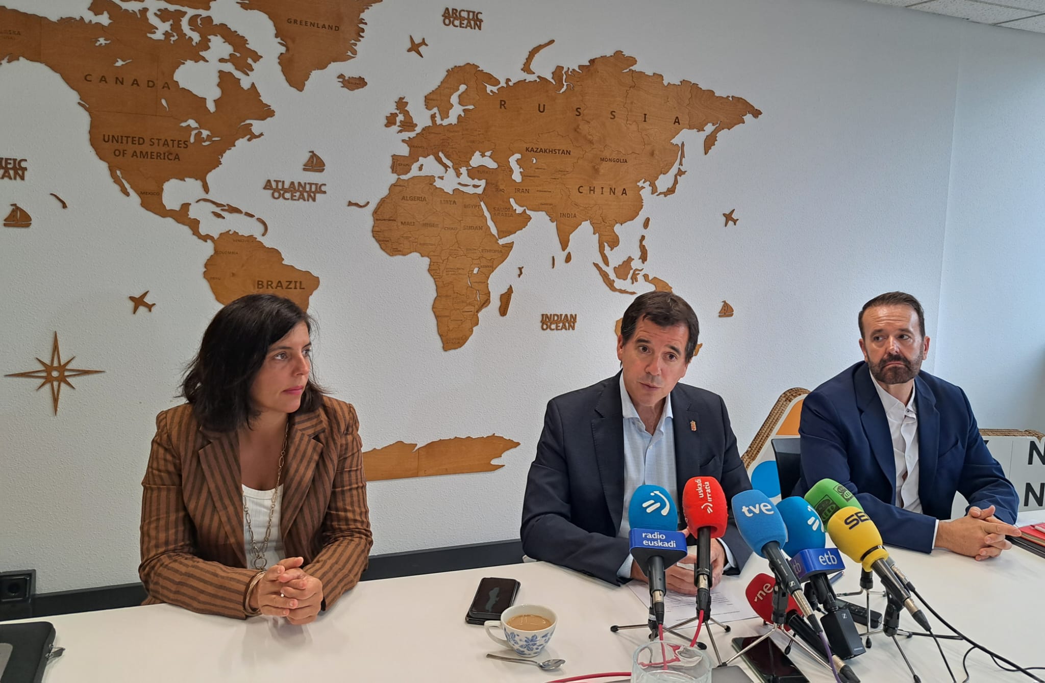 Mikel Irujo Nafarroako Industria kontseilaria, erdian, gaurko agerraldian NAFARROAKO GOBERNUA