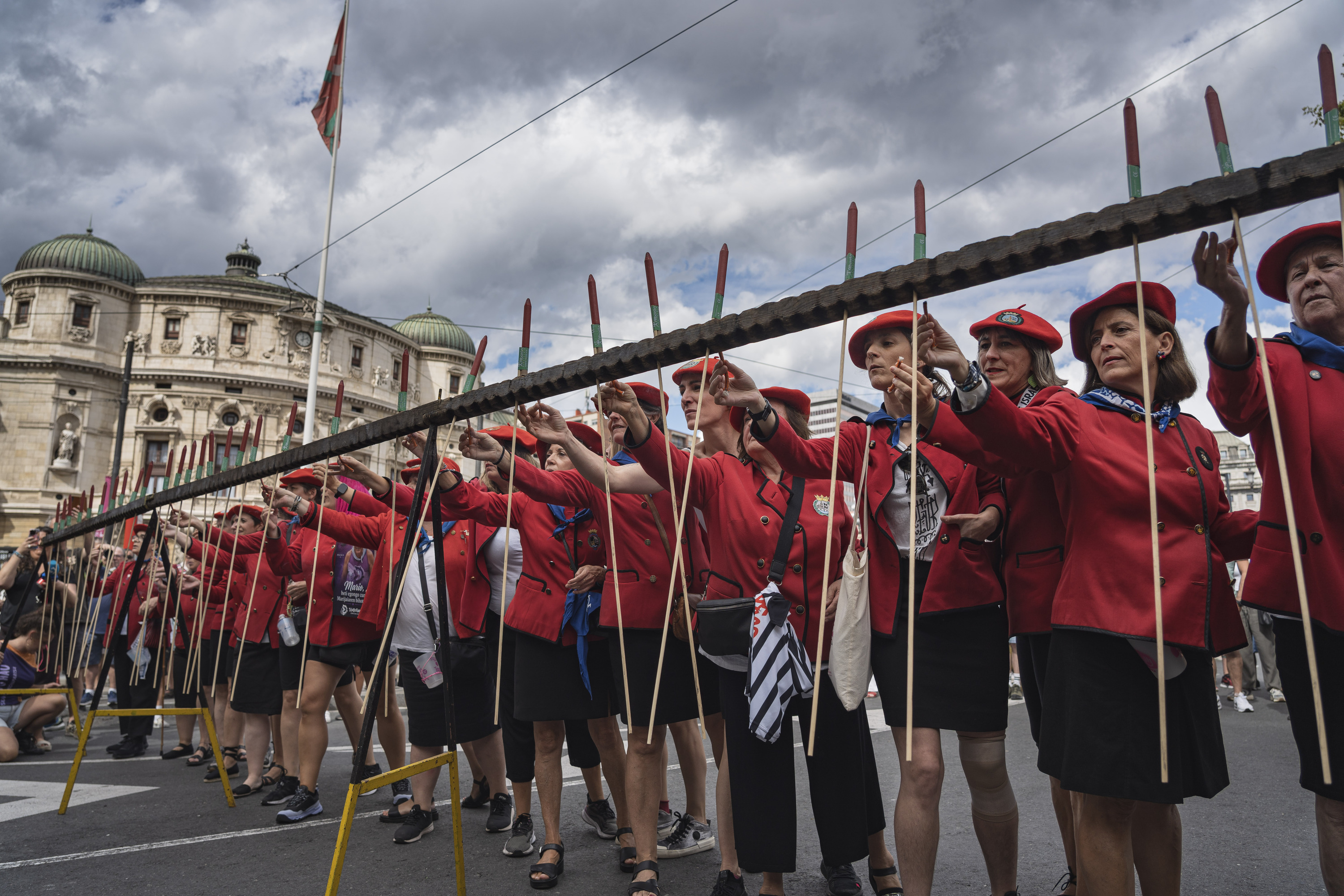 Txupinera izandakoak suziriak pizten, gaur, Bilboko Areatzan. ARITZ LOIOLA / FOKU