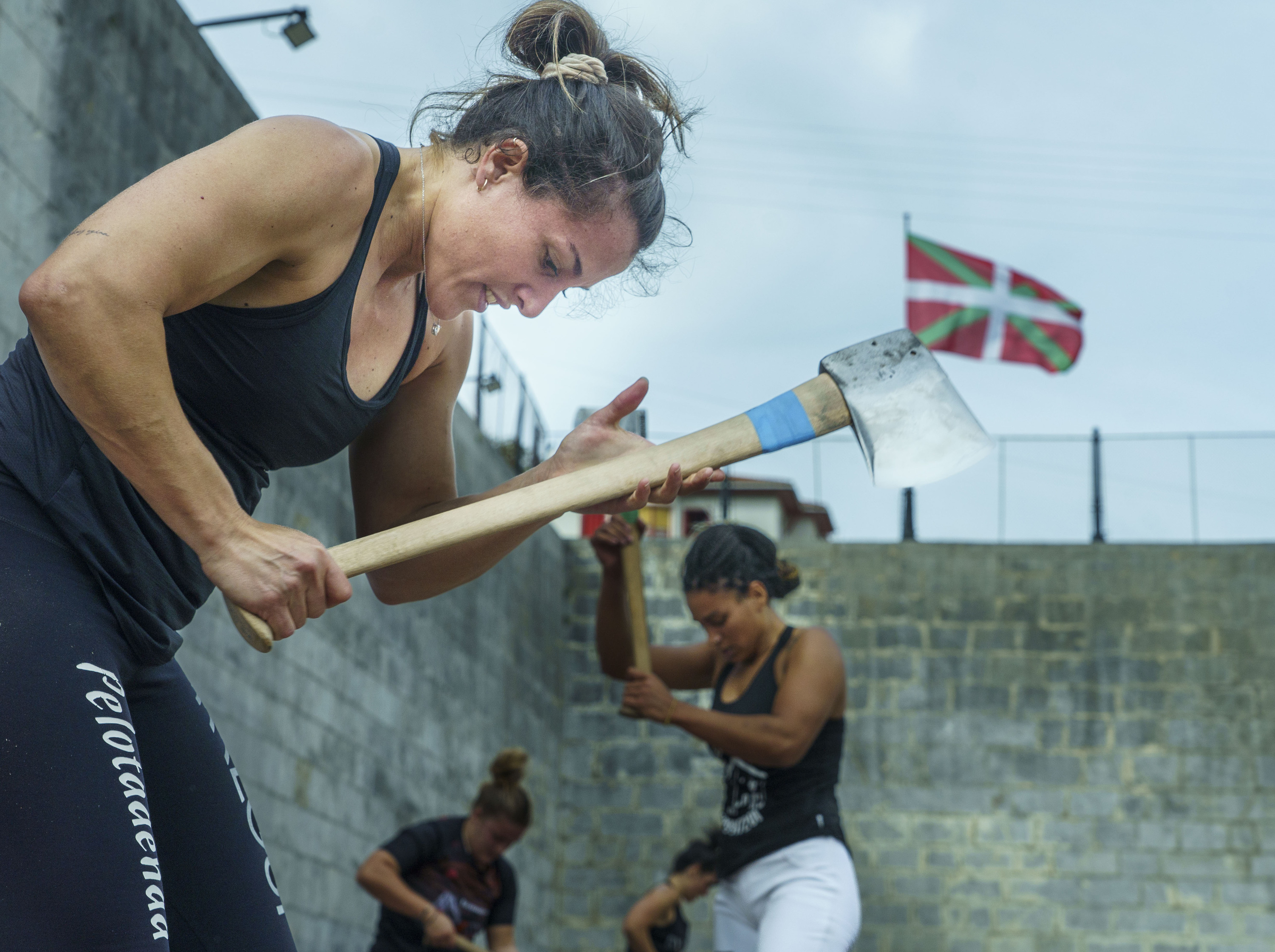 Nerea Arruti, eta haren atzean, Oihana Fernandez de Barrena, duela bi urteko finalean. JON URBE / FOKU