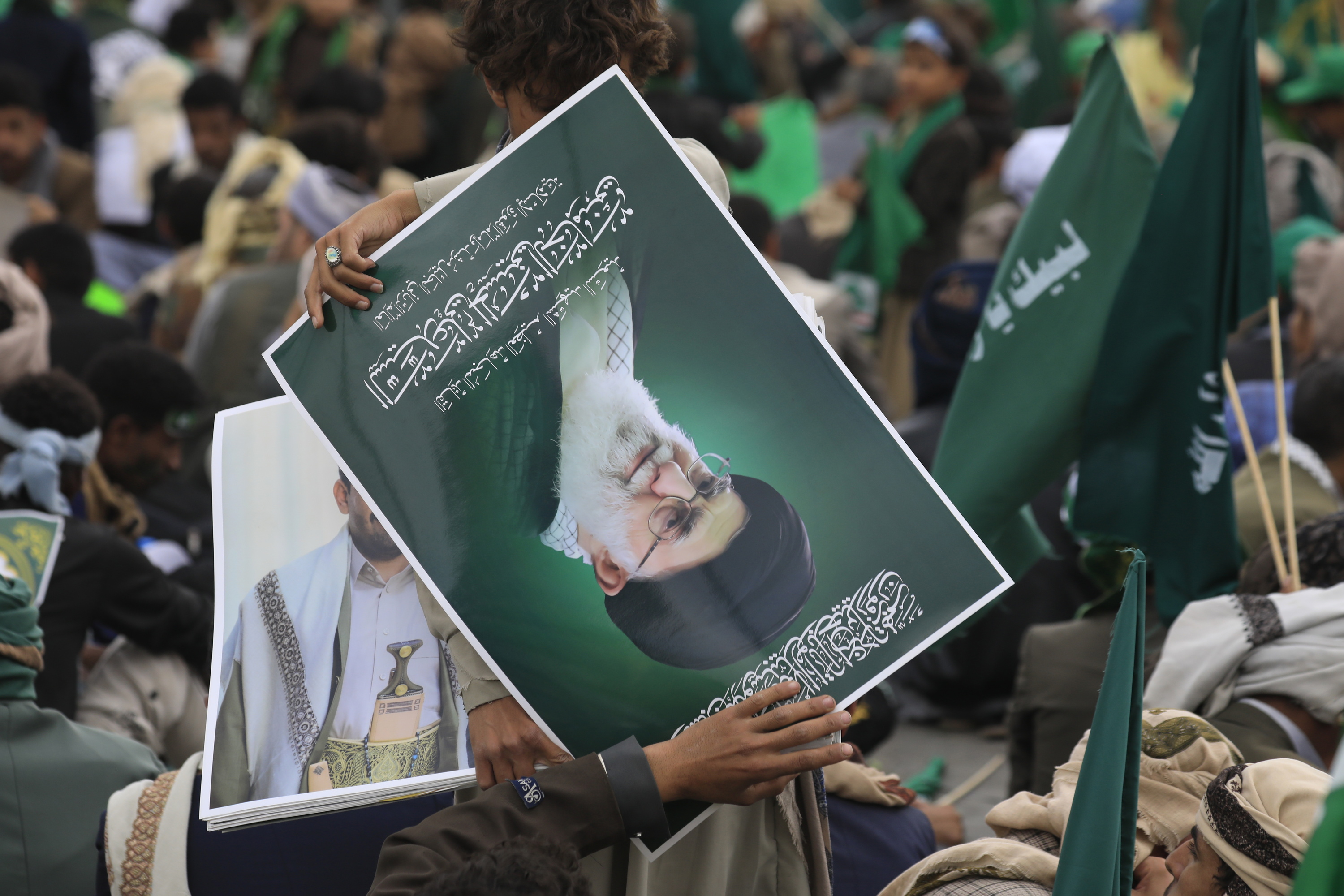 Irango lider goren Ali Khamenei zenaren erretratua Sanan, Yemengo hiriburuan, herenegun. YAHIA ARHAB / EFE