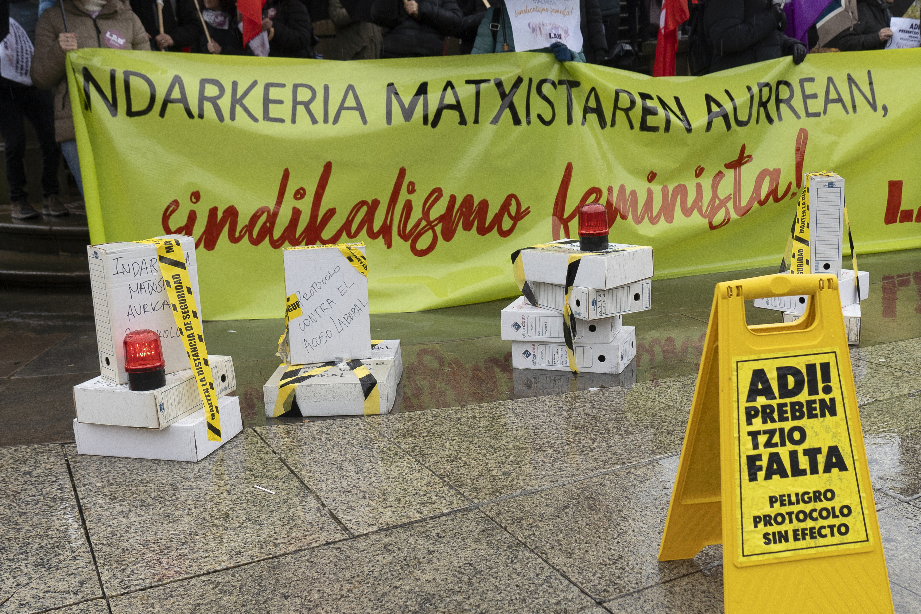 LABen agerraldi bat, indarkeria matxista salatzeko. IÑIGO URIZ / FOKU