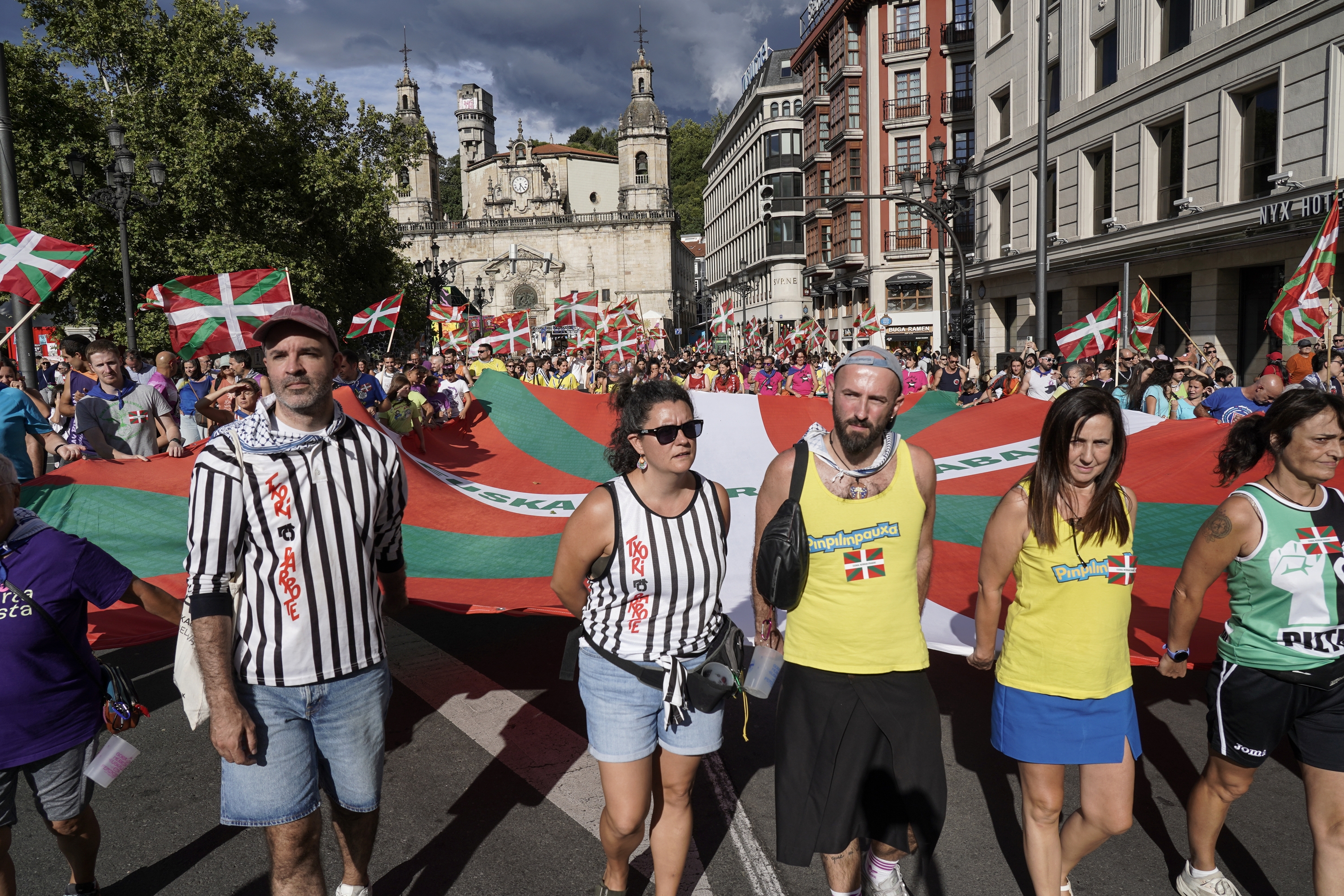 Ikurrinari omenaldia, Bilboko Aste Nagusian. MARISOL RAMIREZ / FOKU
