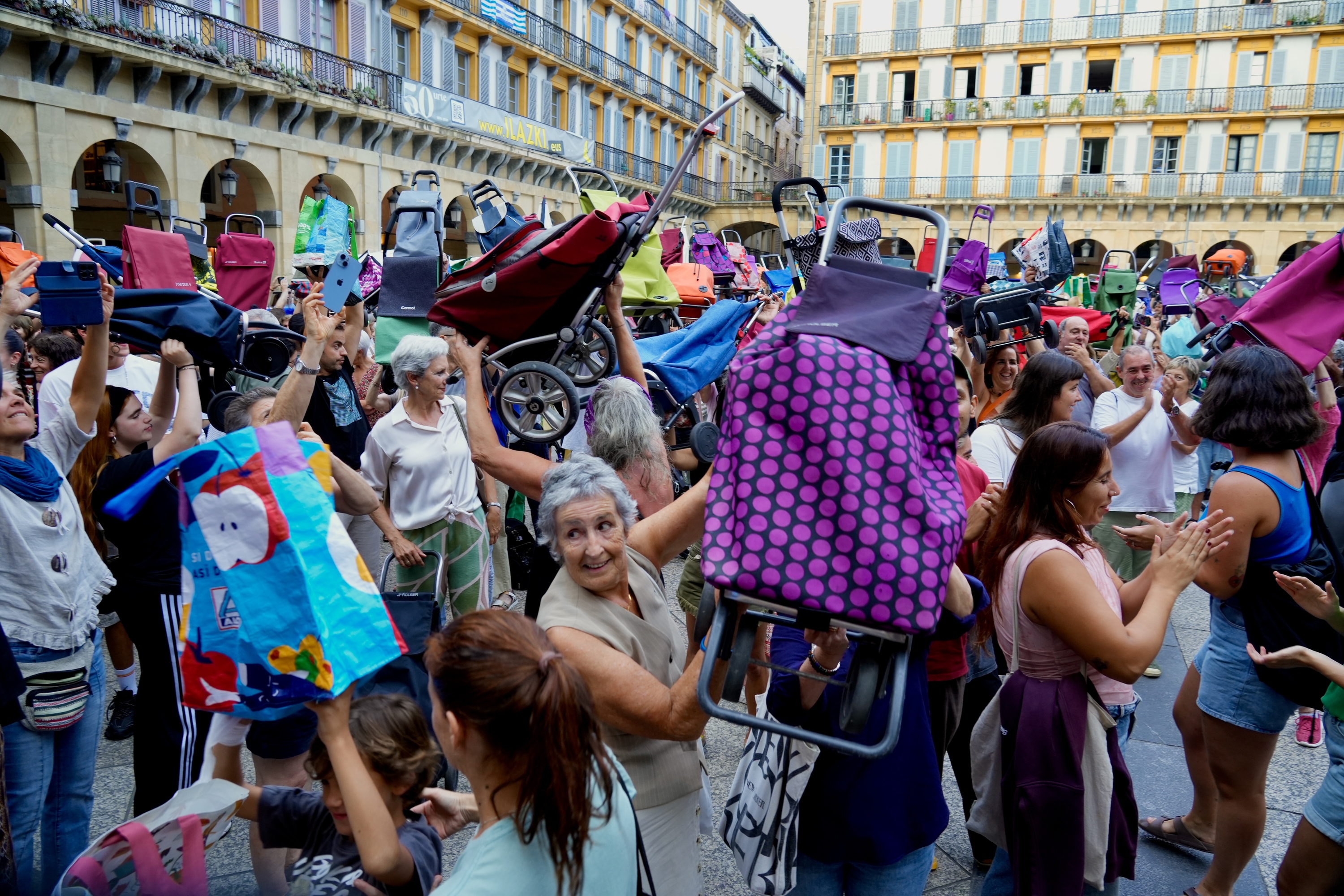 Kaleko Afari Solidarioak egitasmoak egin duen protesta, gaur, Donostiako Plaza Berrian. ANDONI CANELLADA / FOKU
