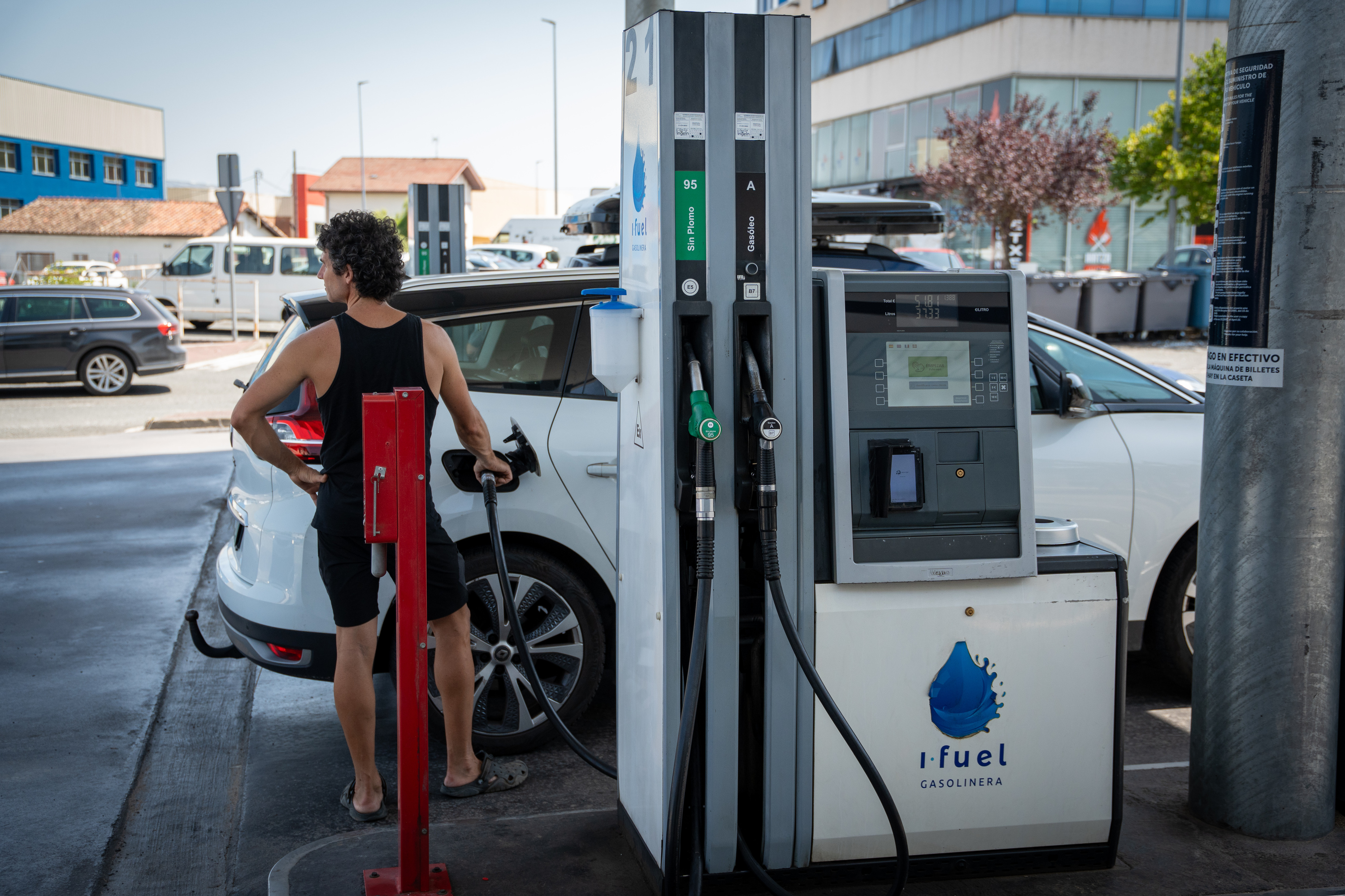 Auto gidari bat, Nafarroako gasolindegi batean. AITOR KARASATORRE / FOKU