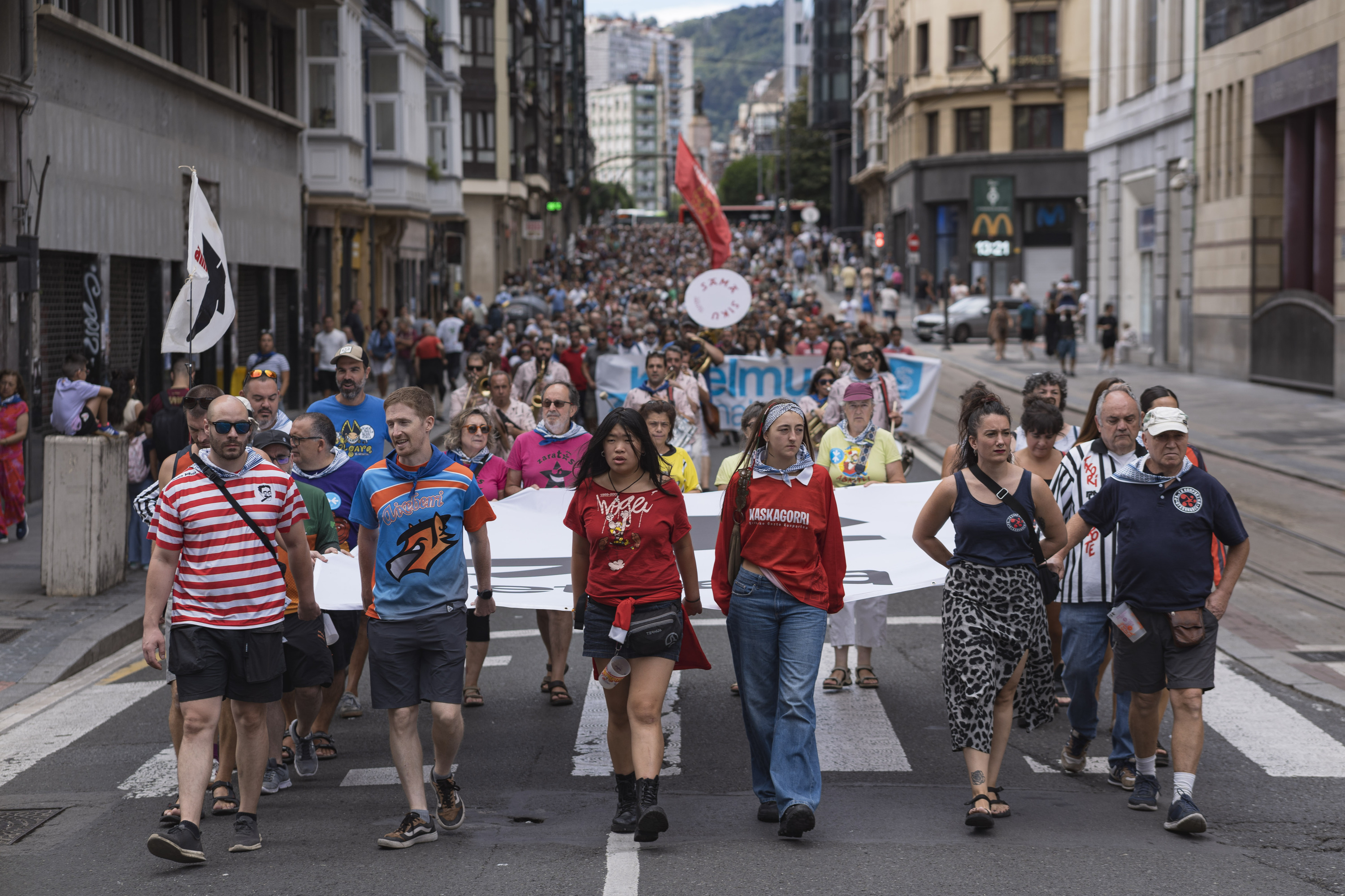 Sarek eta Bilboko Konpartsek gaur antolatutako manifestazioa. ARITZ LOIOLA / FOKU