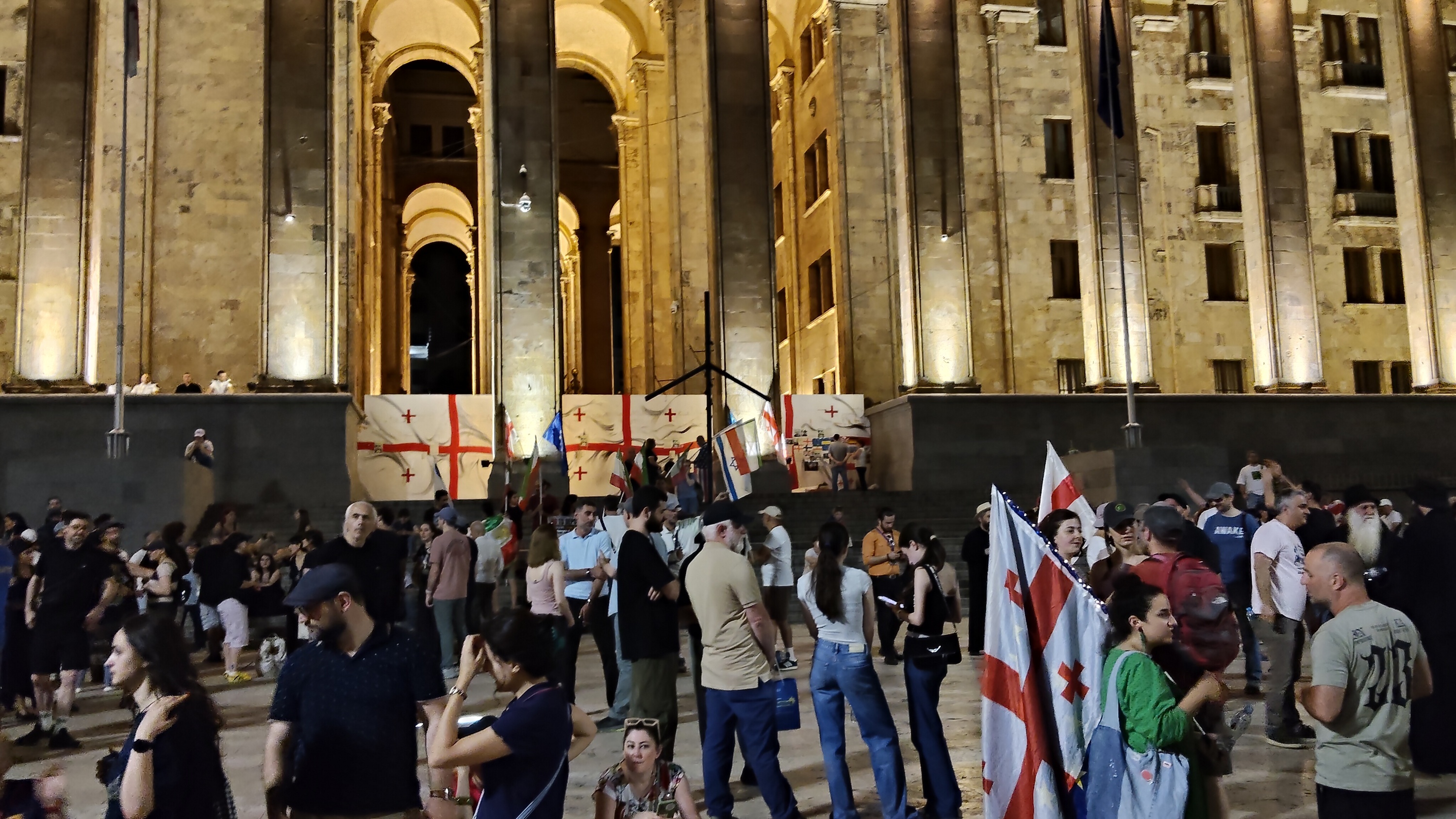 Georgiako Gobernuaren aurkako protesta bat Tbilisin, parlamentuaren aurrean, uztailean. RICARD GONZALEZ
