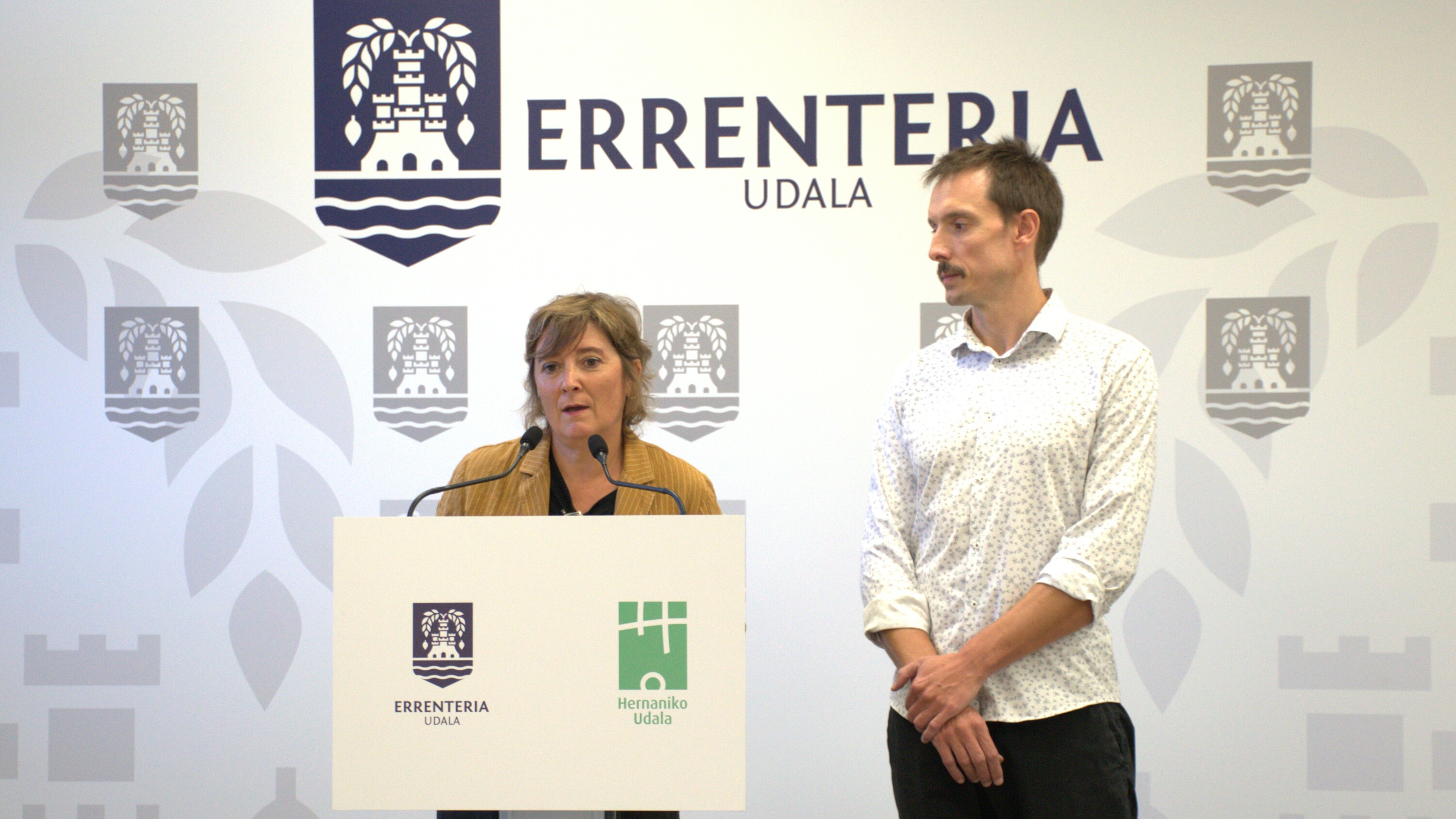 Aizpea Otaegi Errenteriako alkatea eta Xabier Lertxundi Hernanikoa, gaurko agerraldian. ERRENTERIAKO UDALA