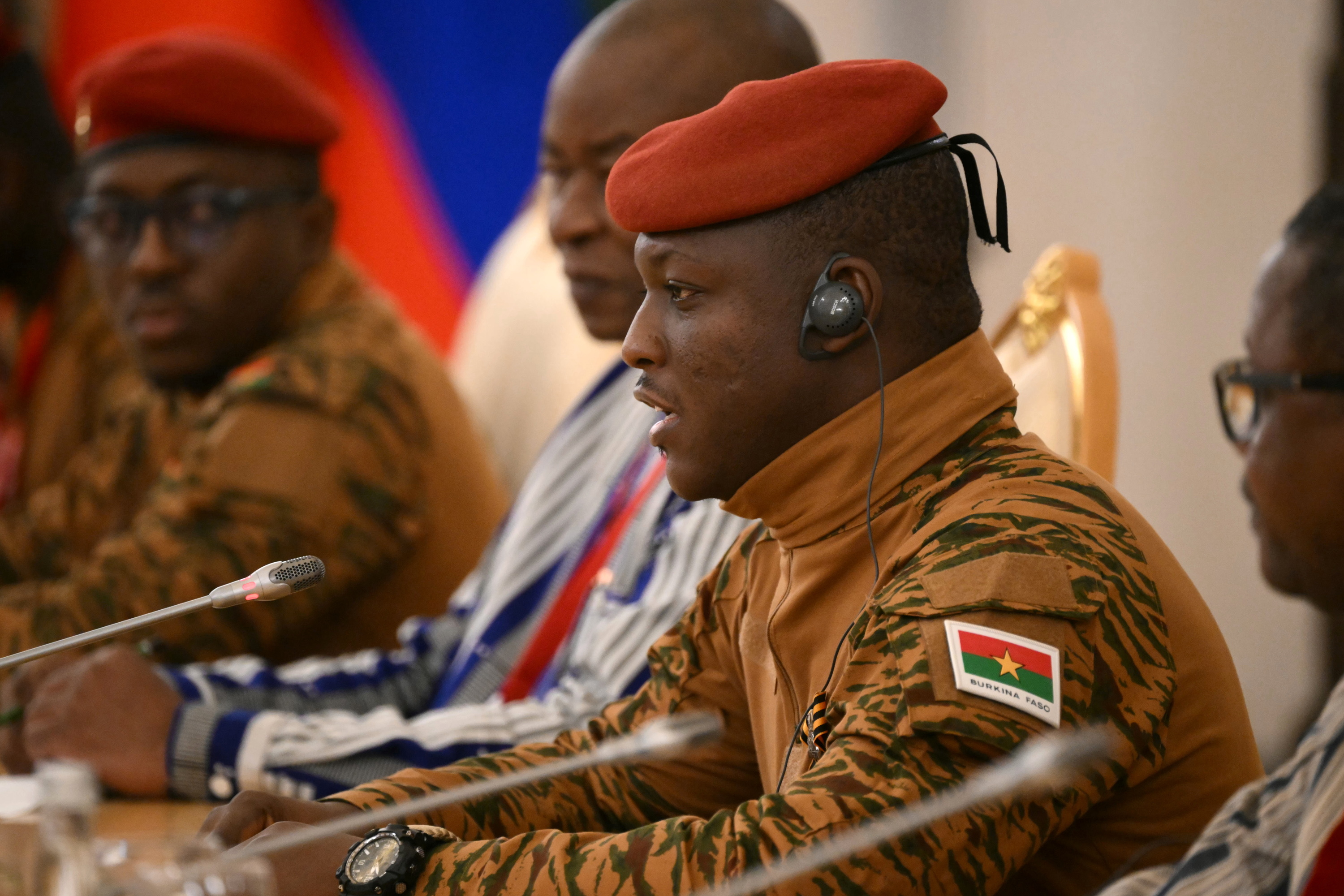 Ibrahim Traore Burkina Fasoko presidentea prentsaurreko bat ematen, Errusian, 2025eko maiatzaren 10ean. ANGELOS TZORTZINIS / EFE