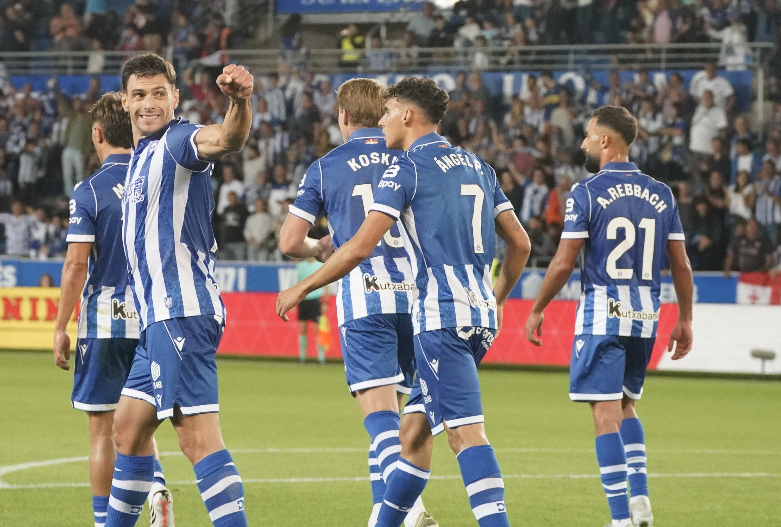 Lucas Boye haren gola ospatzen, Alaveseko jokalariak atzean dituela. FOKU