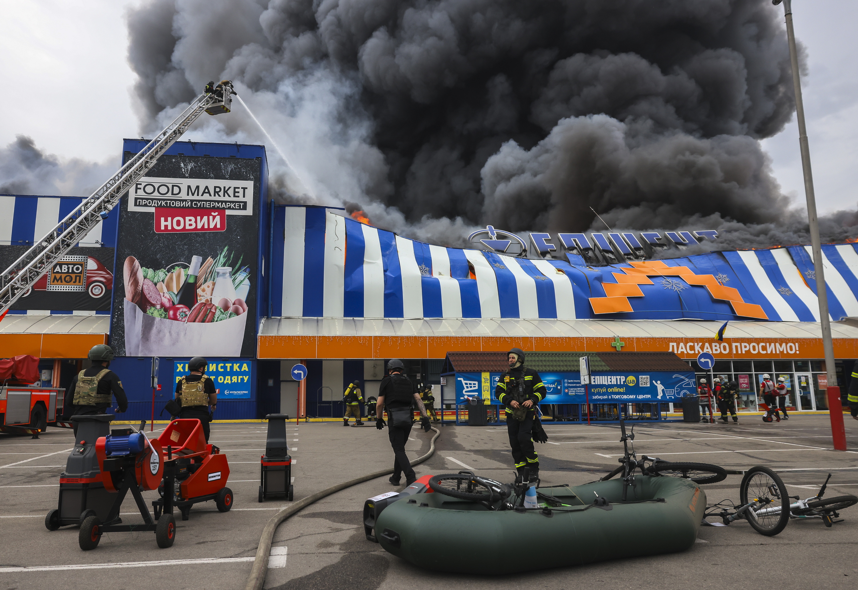 Zaporizhzhiako merkataritza gune bat suntsituta atzo, Errusiaren eraso baten ondorioz. OLEG MOVCHANIUK / EFE