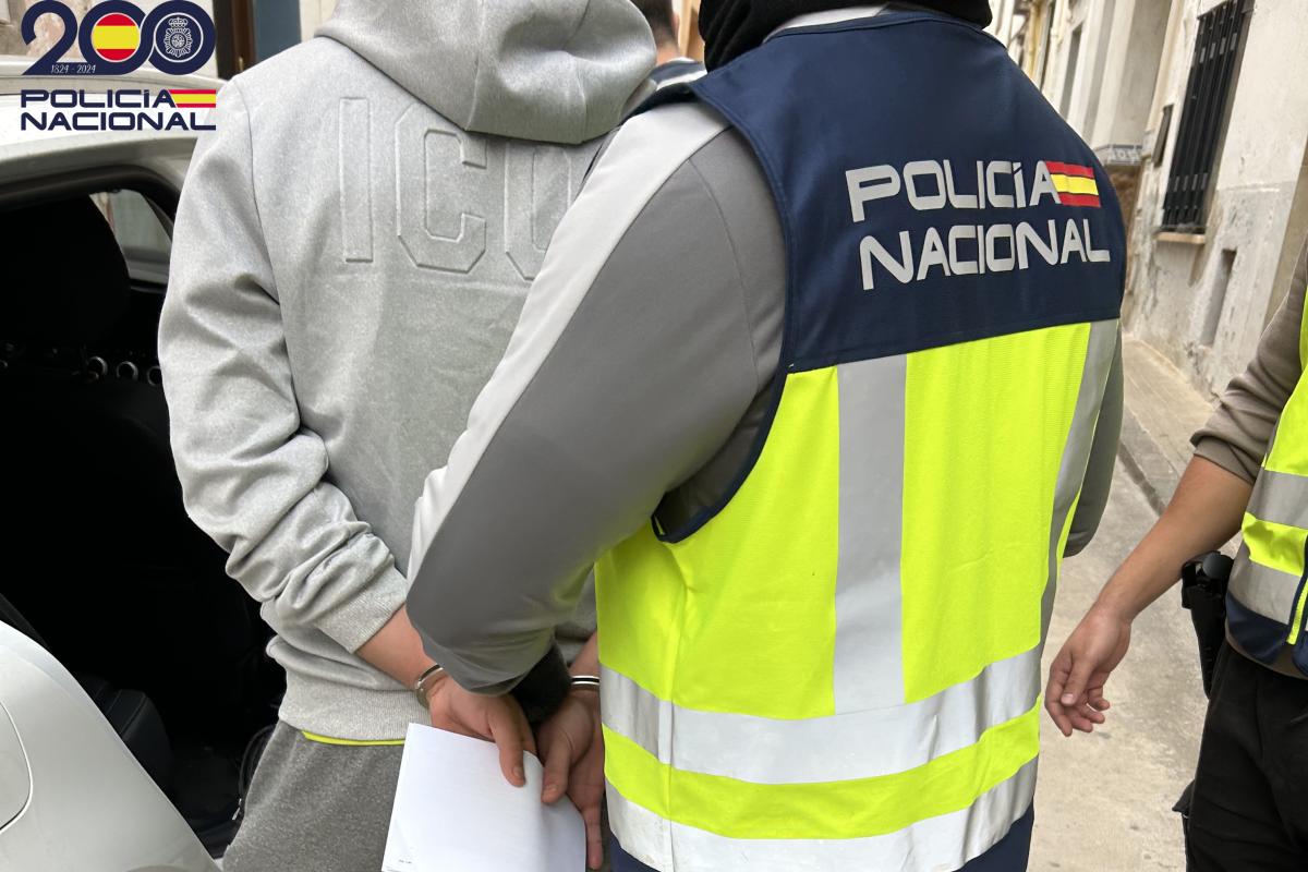 Espainiako Polizia Nazionala atxiloketa bat egiten, artxiboko argazki batean. EFE