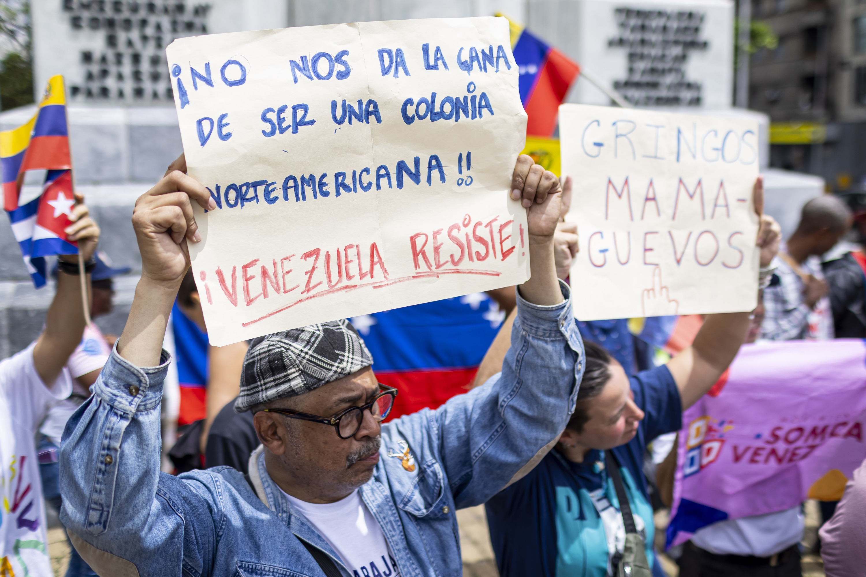 Herritarrak AEBen aurkako afixekin, Caracasen, maiatzean. MIGUEL GUTIERREZ / EFE