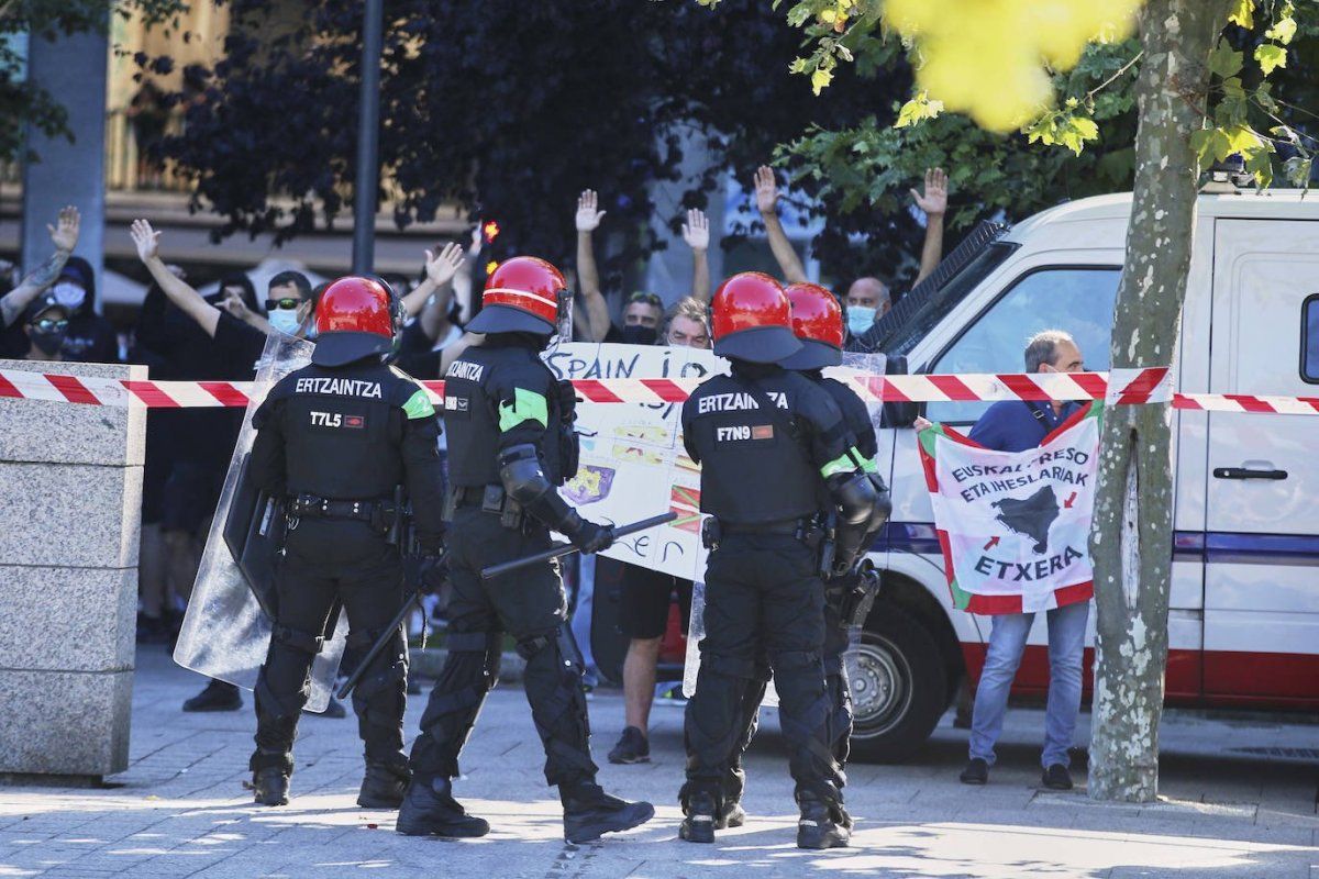 200 bat pertsona batu dira Voxen aurkako protestan.