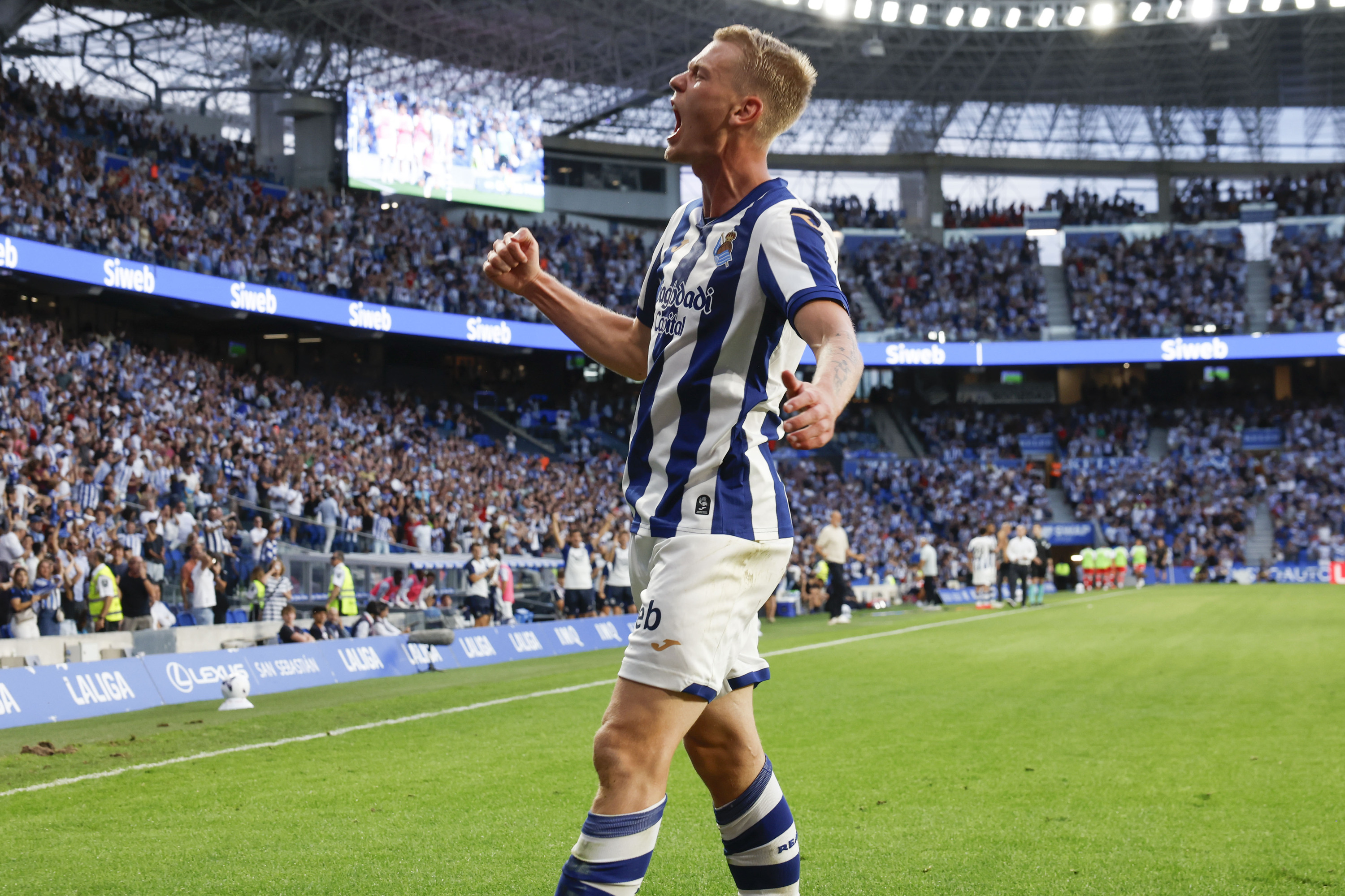 Oskarsson Espanyoli sartutako gola ospatzen. JAVIER ETXEZARRETA / EFE